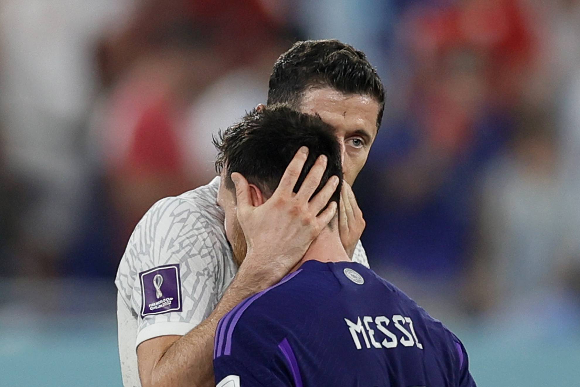 Robert Lewandowski abraza a Messi a la conclusión del partido Polonia-Argentina. EFE