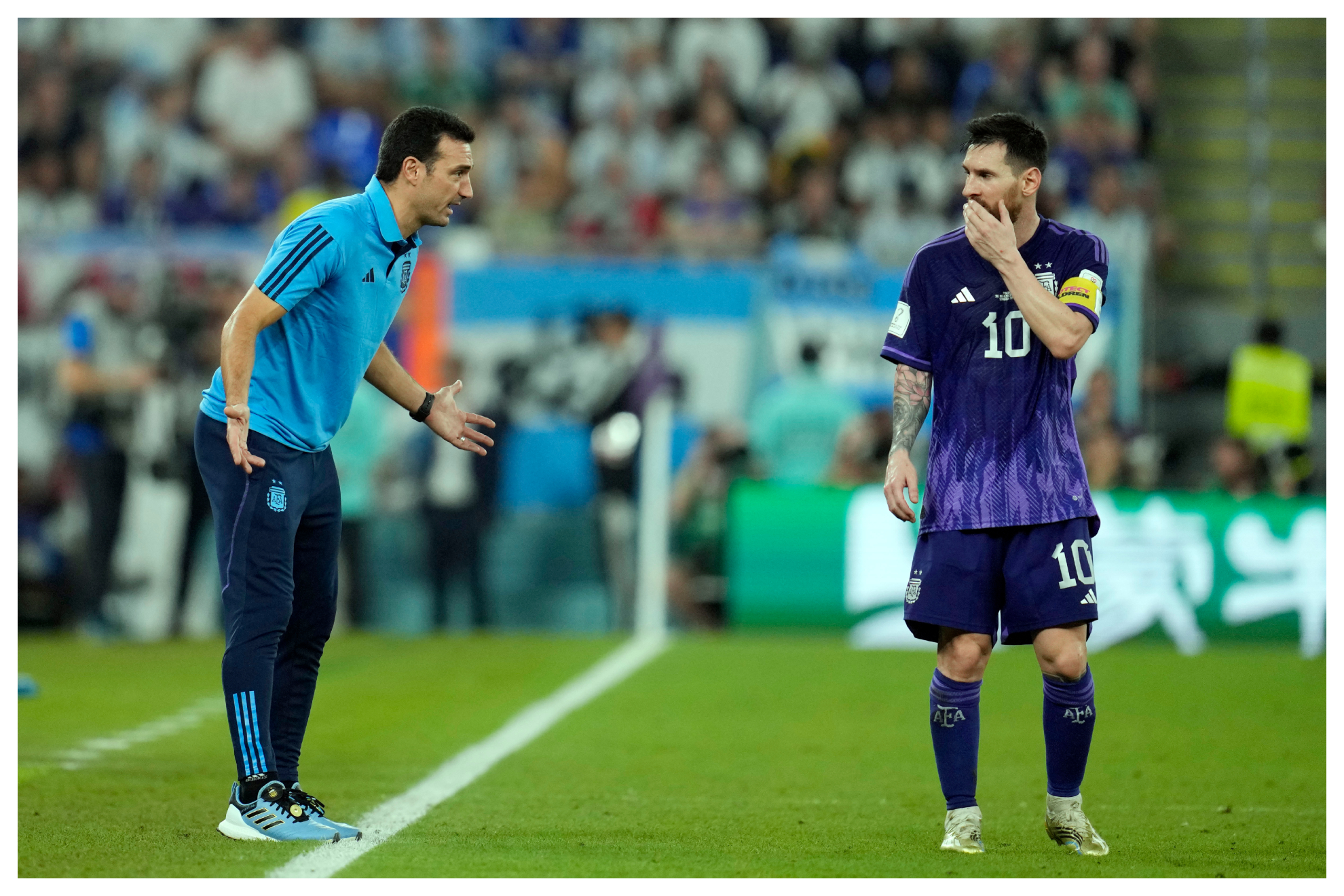 Scaloni le habla a Messi.