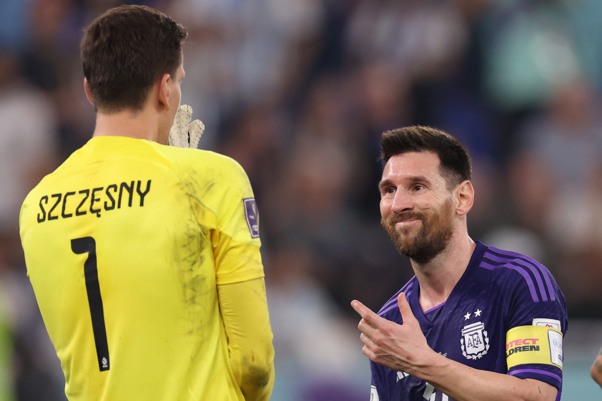 Szczesny y Leo Messi charlan mientras el árbitro consultaba si pitaba penalti o no en la acción entre ambos.