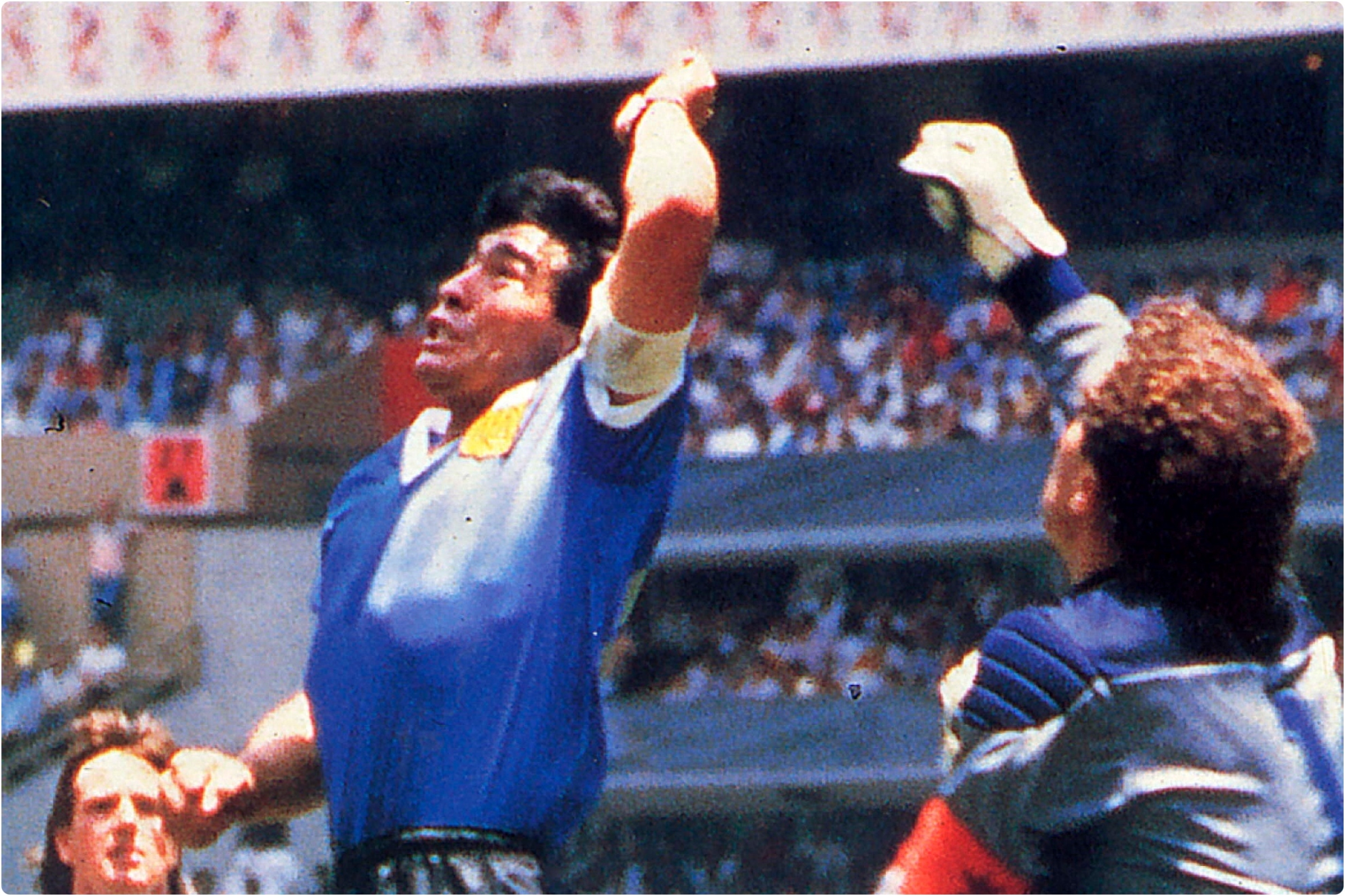 La "mano de Dios". Maradona y Shilton en una estampa histrica.