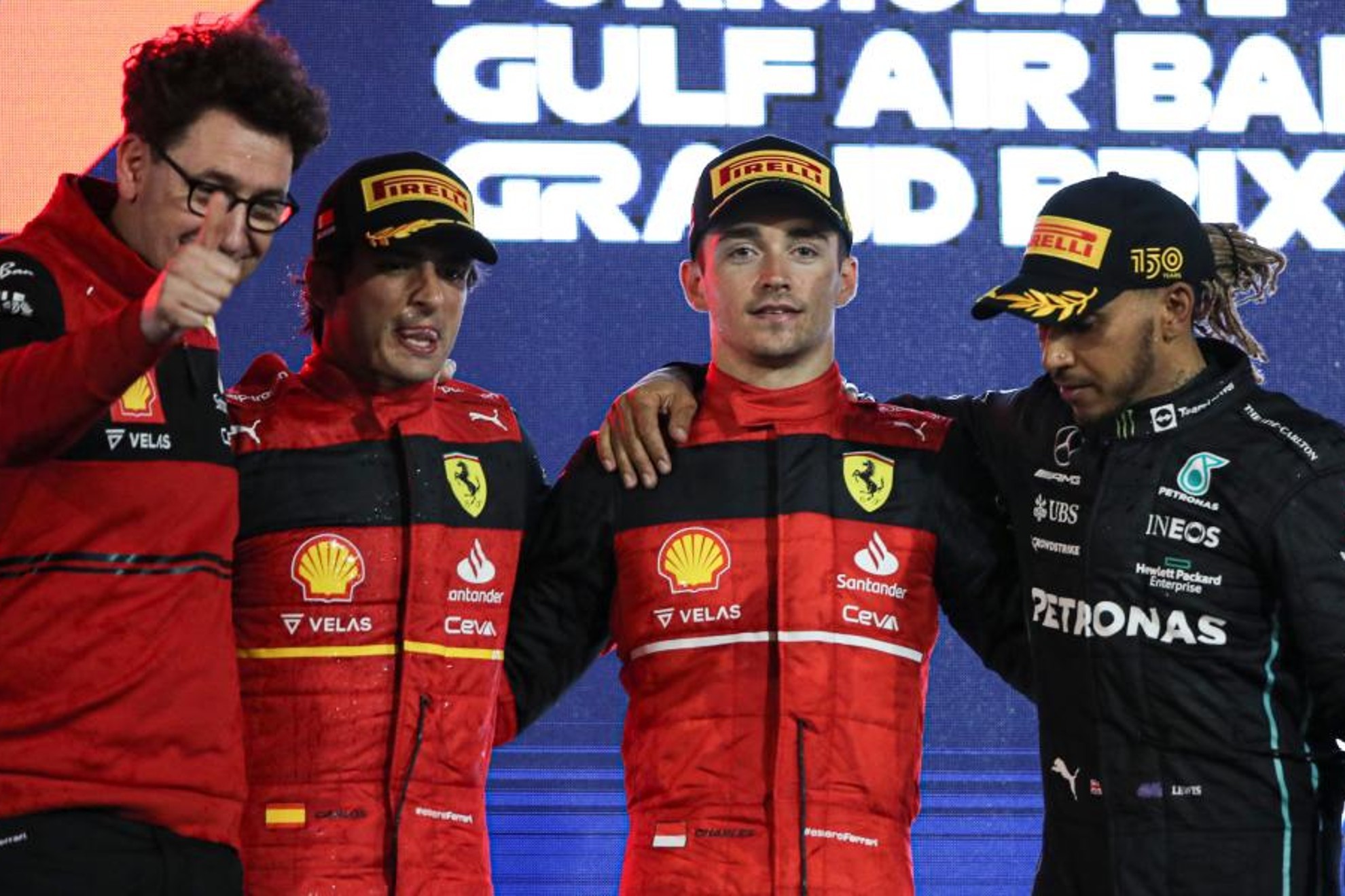 Binotto junto a Sainz, Leclerc y Hamilton, en el GP de Bahréin 2022.