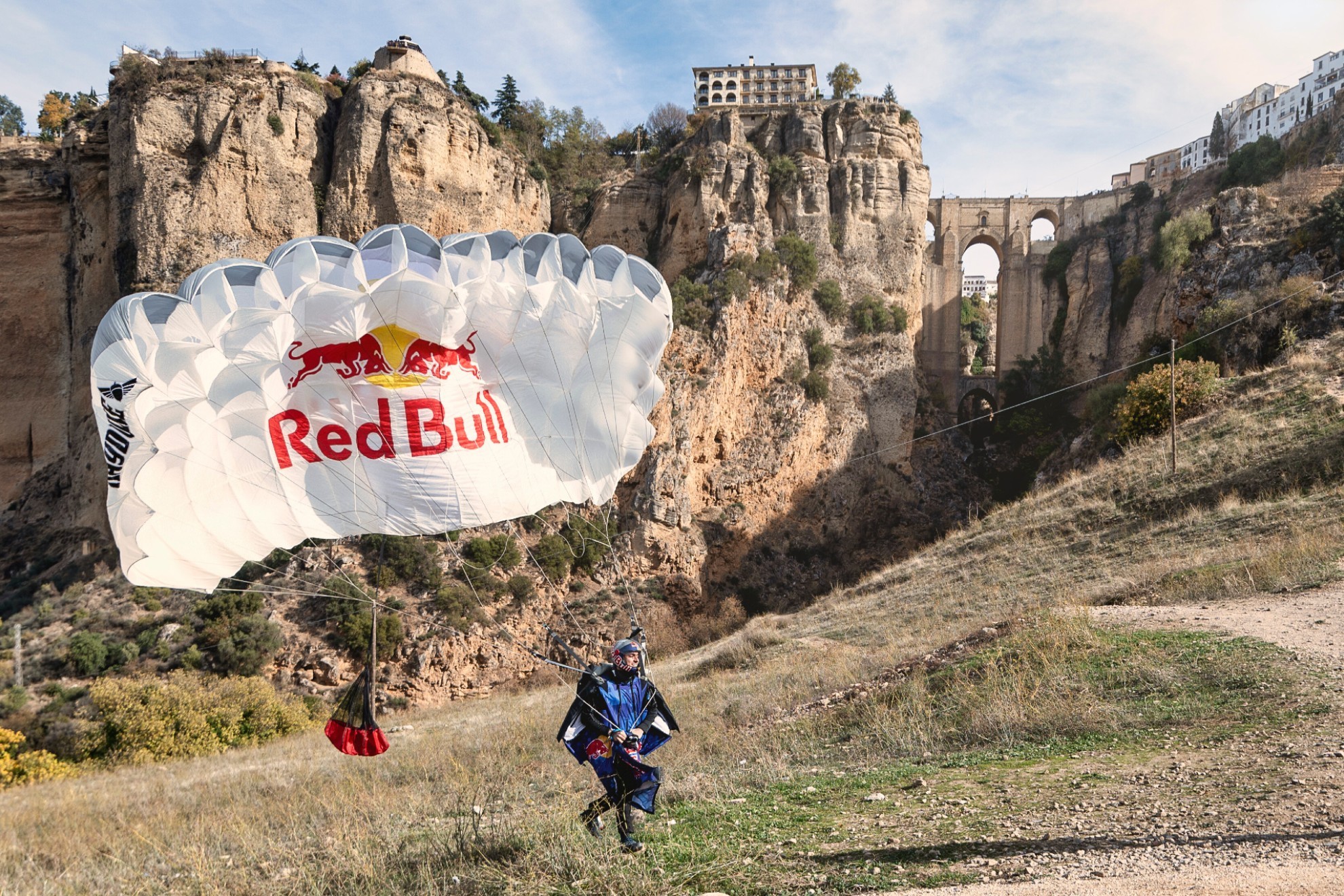 Dani Román atraviesa en paracaídas el arco del Puente Nuevo de Ronda