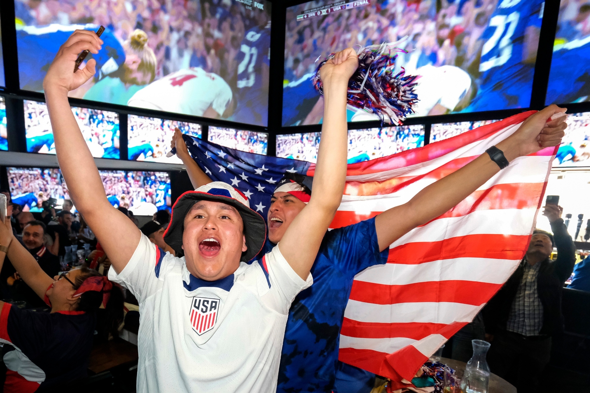 Los aficionados de EE.UU. celebran el triunfo sobre Irán en Los Ángeles.