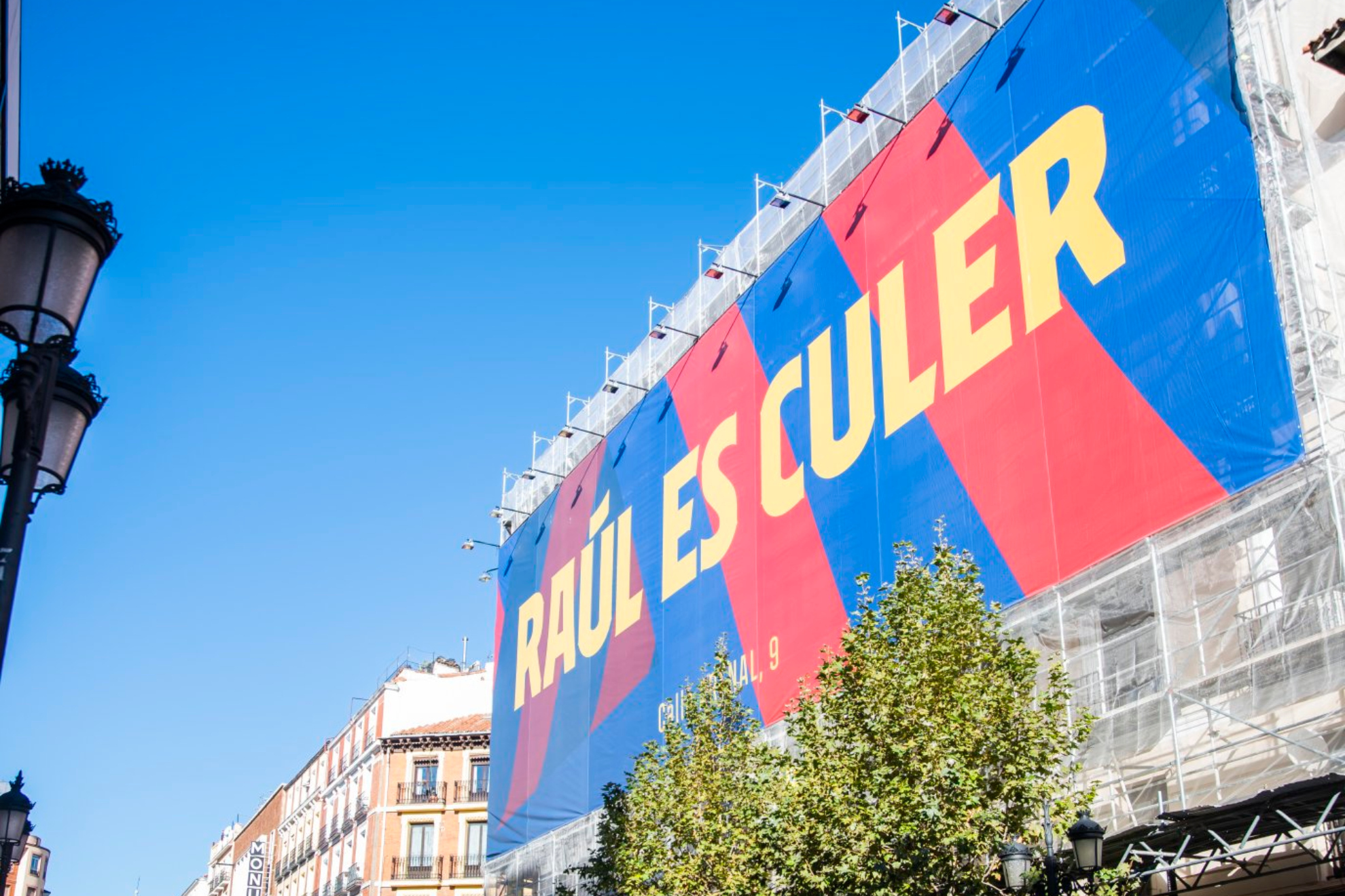 Lona desplegada para inaugurar la nueva tienda del Barça en el centro de Madrid.