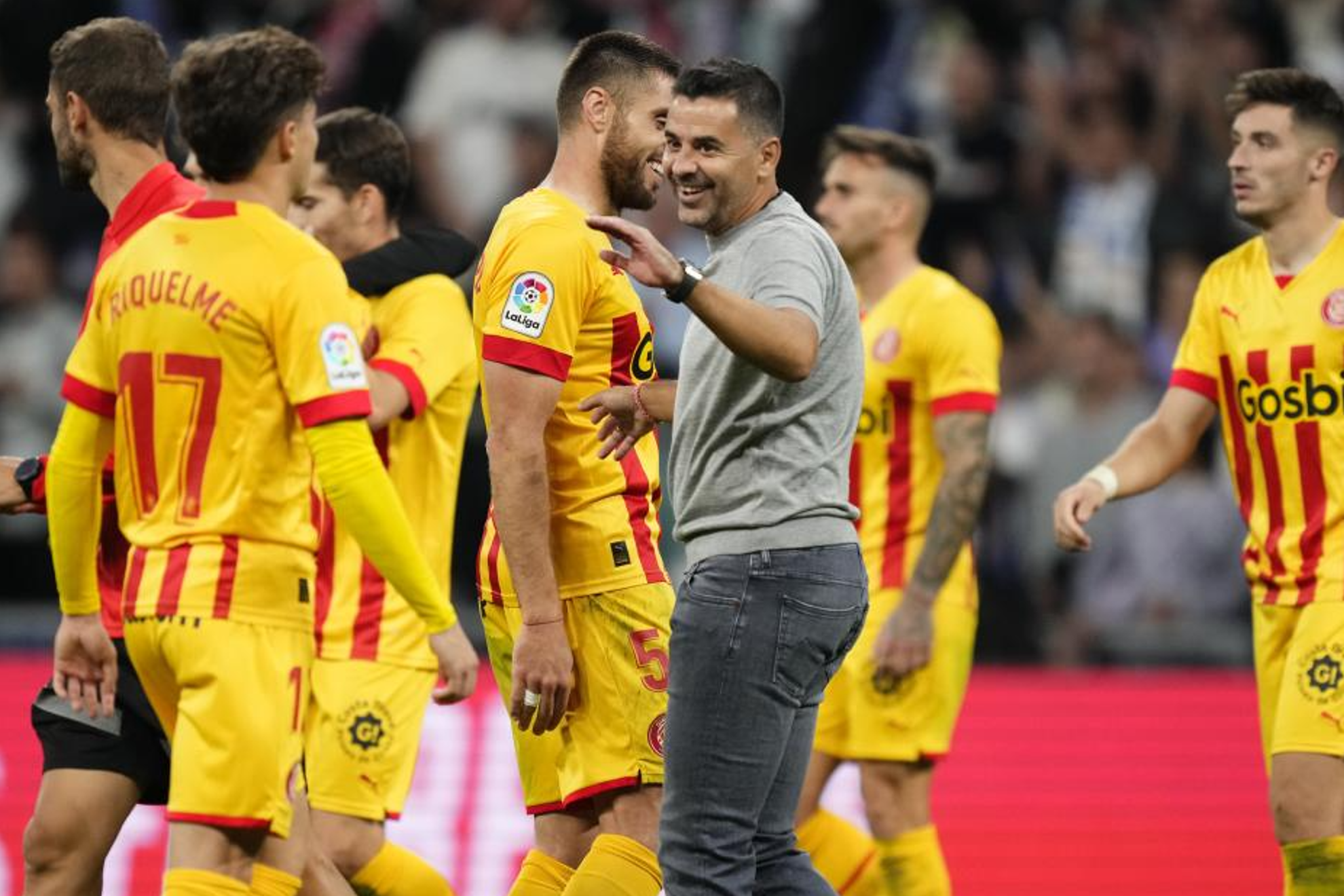 Míchel felicita a los jugadores del Girona al final del partido.