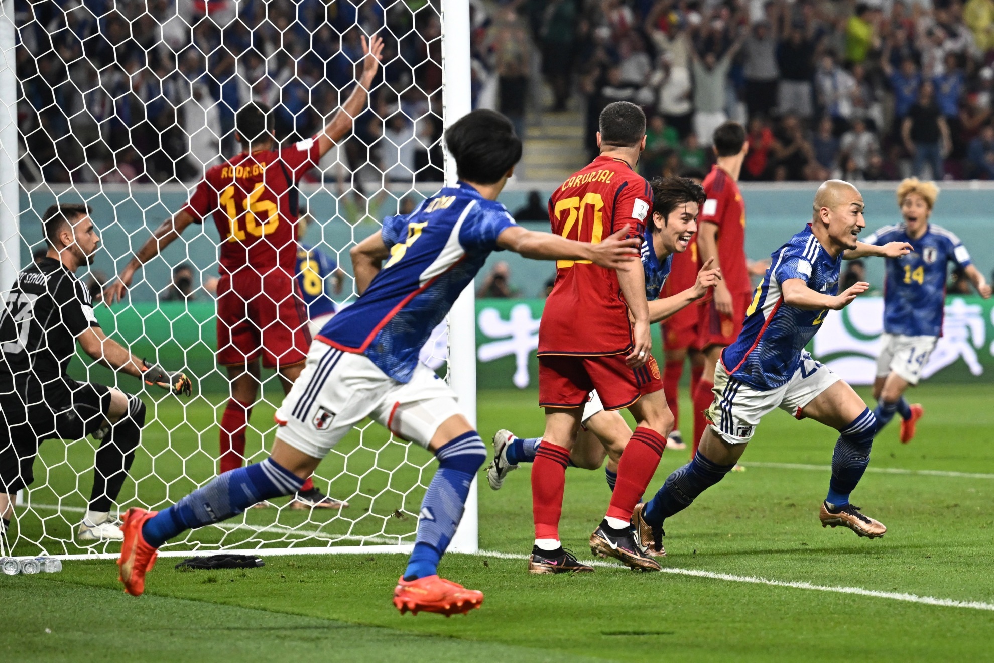 japon anota un gol que parece abandono la cancha