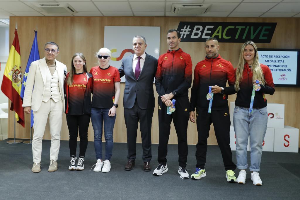 Molina junto a los otros medallistas en Abu Dabi, en el CSD.