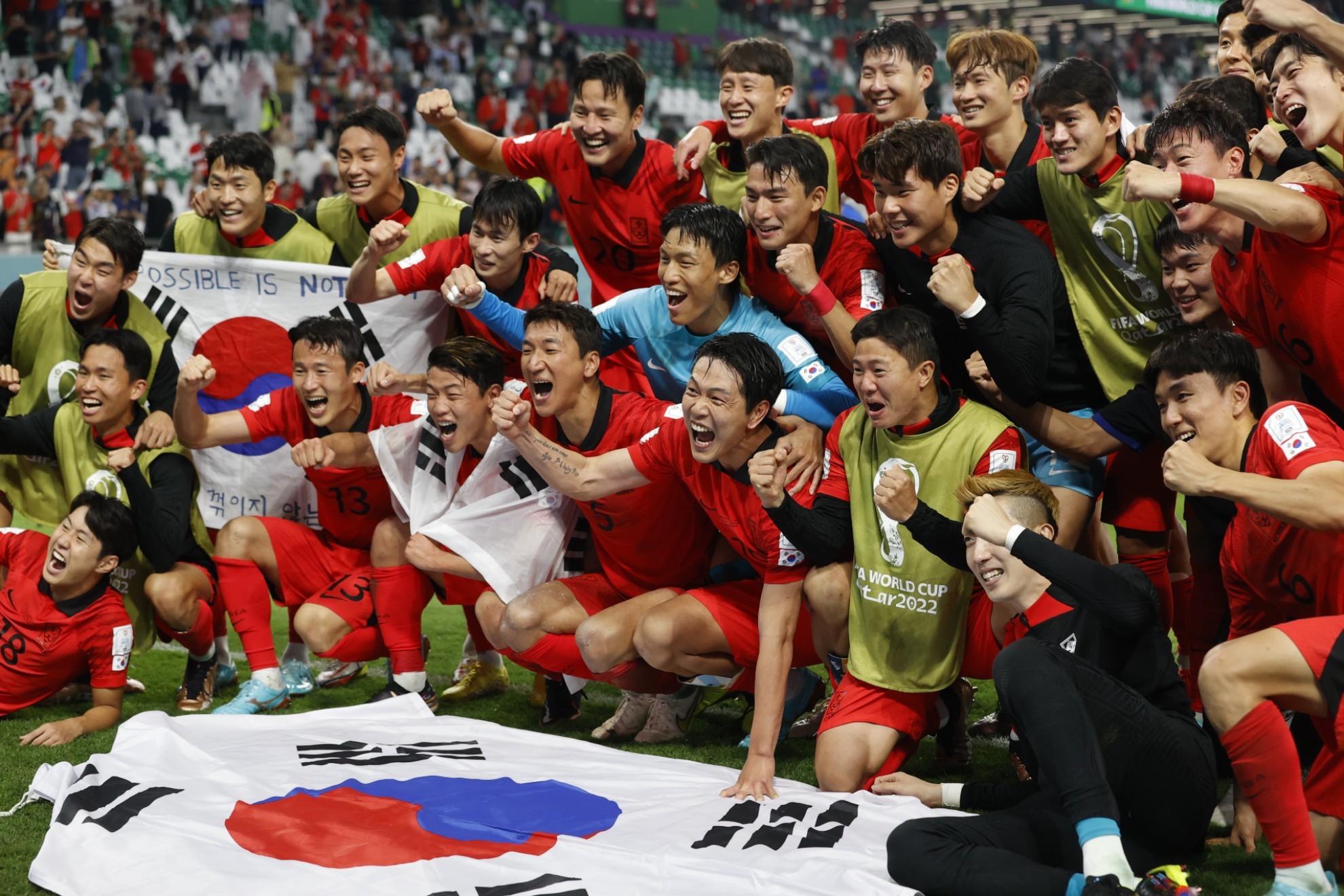 Los jugadores de Corea del Sur celebran su pase a los octavos de final tras ganar a Portugal.