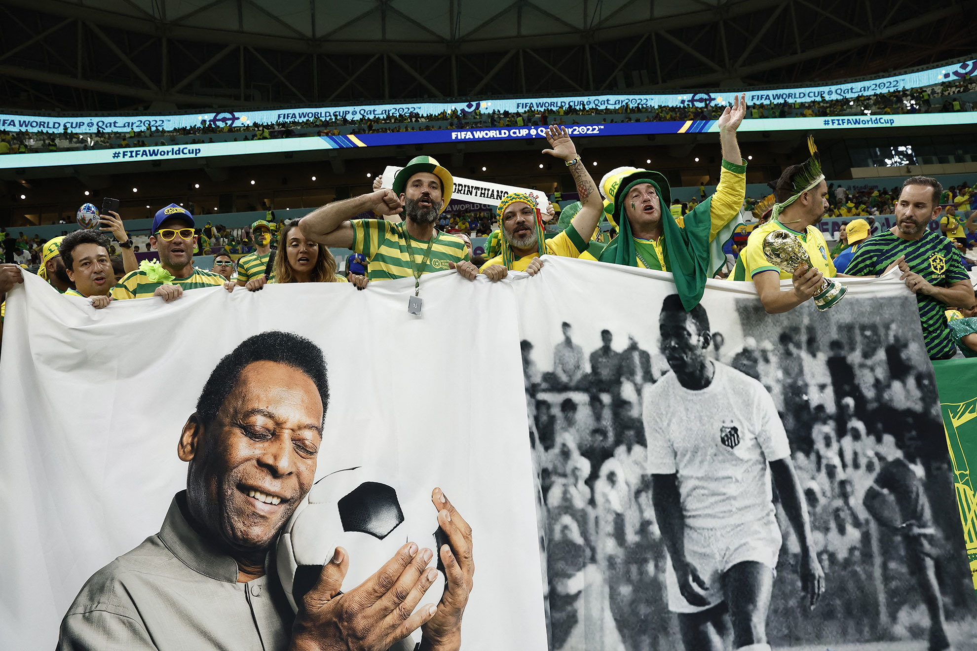 El astro brasileño Pelé fue internado en el hospital.