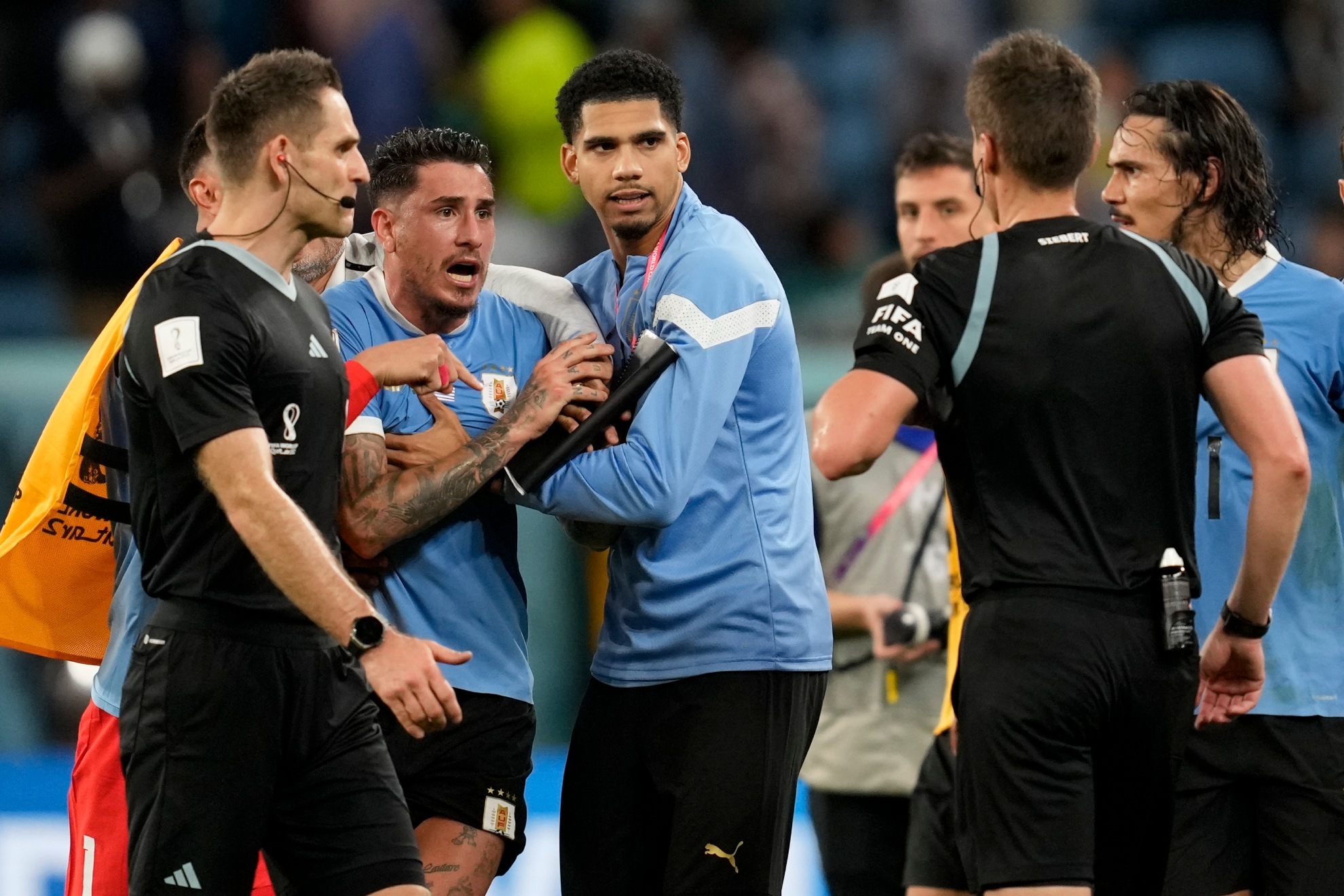 los jugadores de la seleccion de uruguay se lanzaron sobre el arbitro al final del partido
