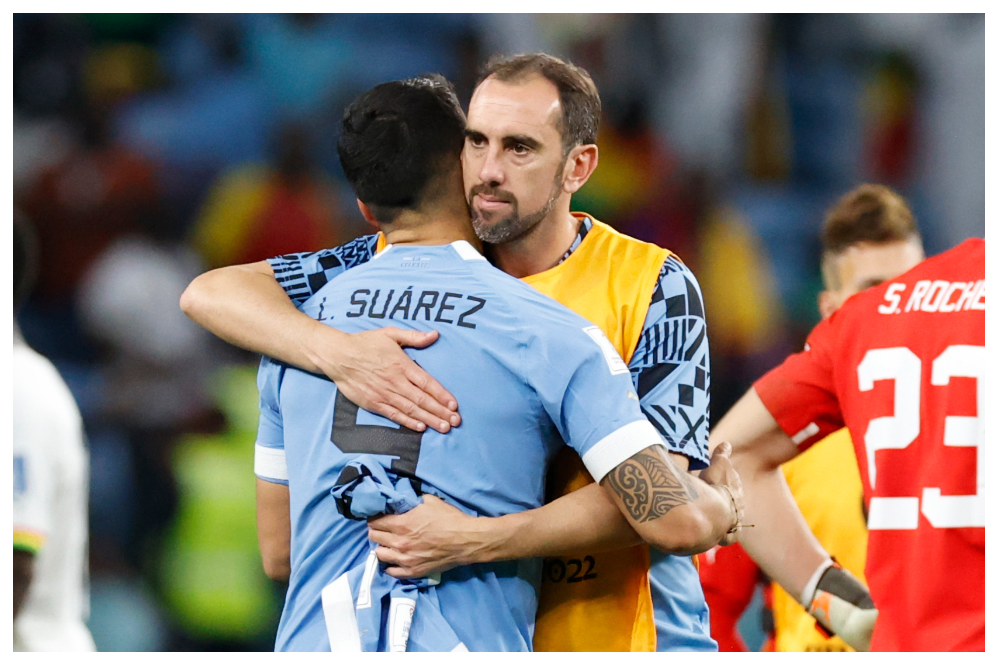 Godín abraza a Suárez al final del partido.