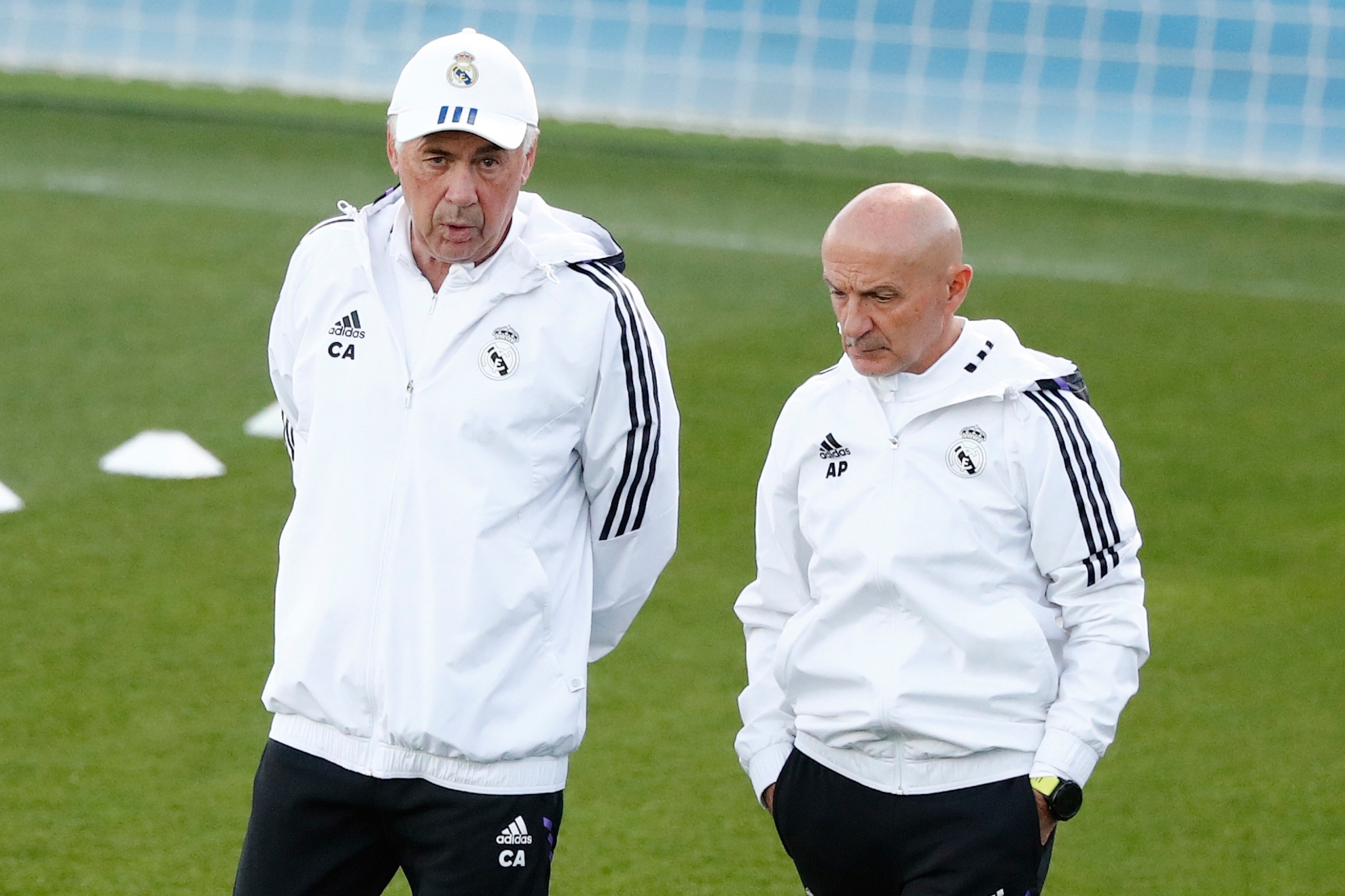 Ancelotti charla con Pintus durante un entrenamiento del Madrid.