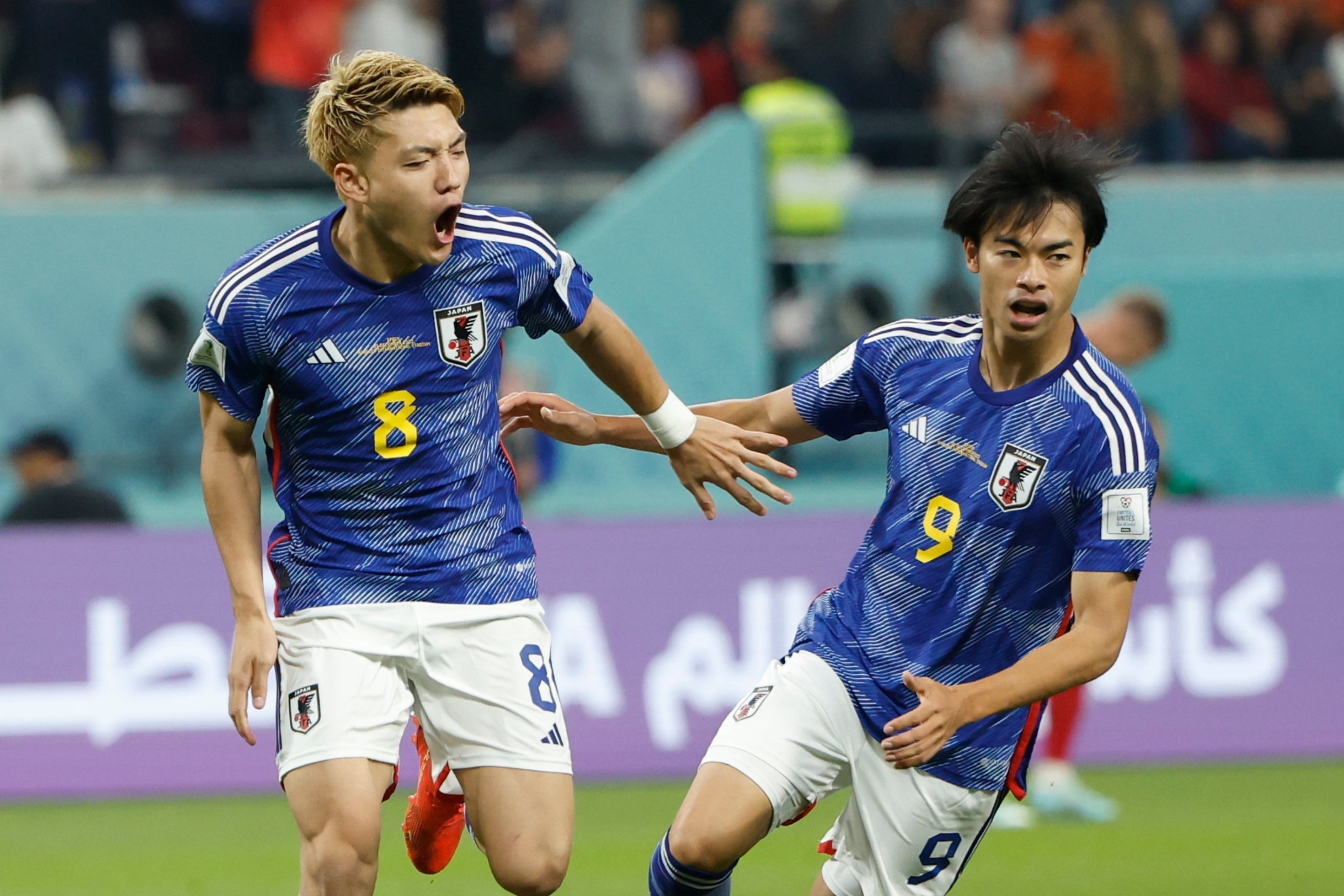 Ritsu Doan y Kaoru Mitoma celebran el 1-1 contra España.