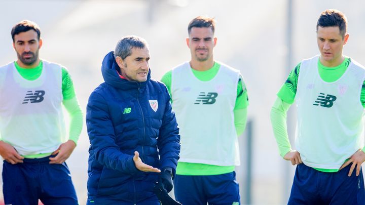 Valverde se dirige a sus jugadores durante un entrenamiento de esta semana.