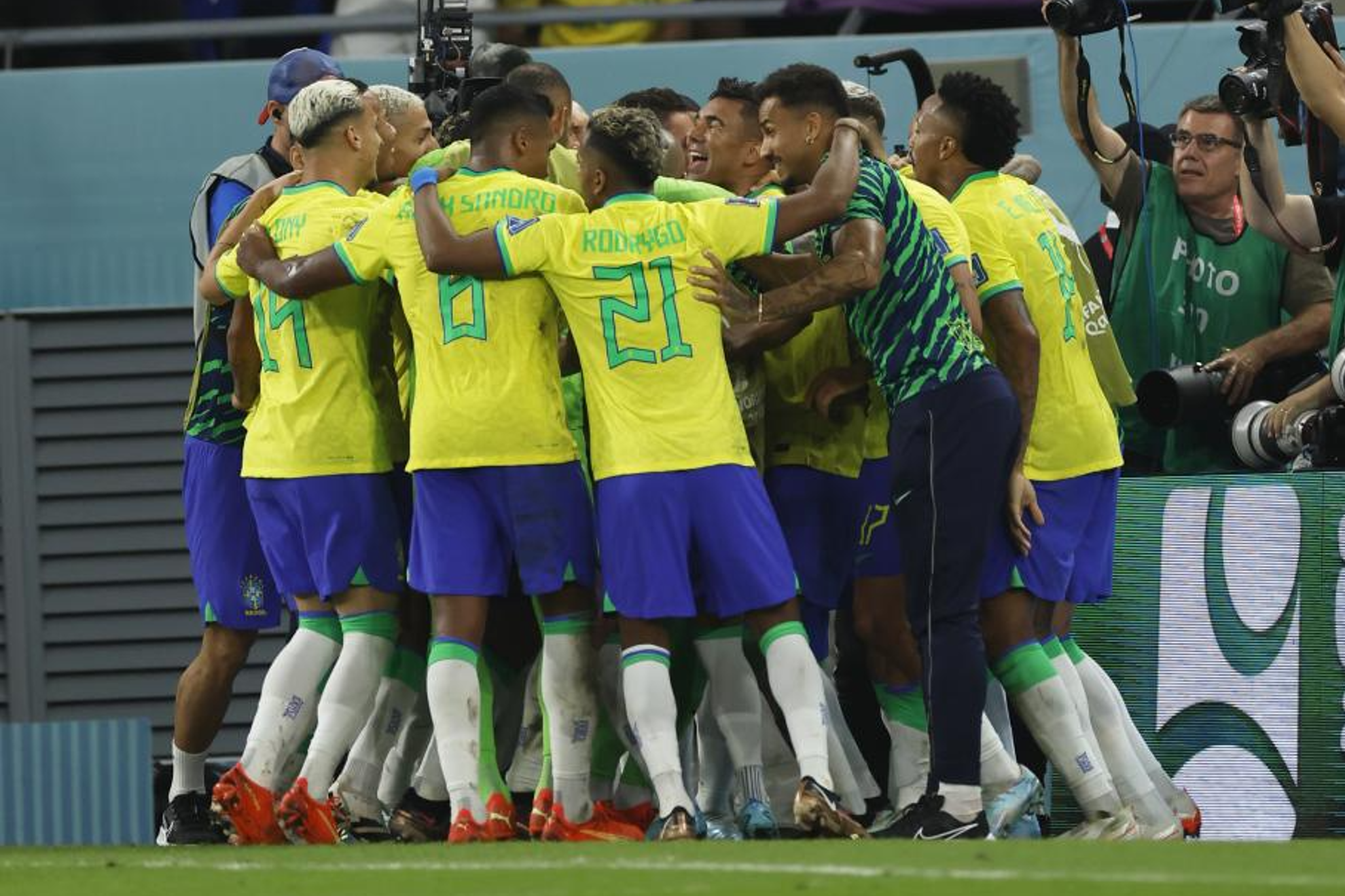 Los jugadores de Brasil celebran el gol con el que se impusieron a Suiza.