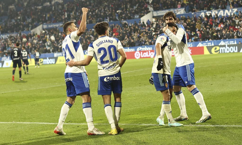 Bermejo y sus compañeros celebran el gol de la victoria en La Romareda