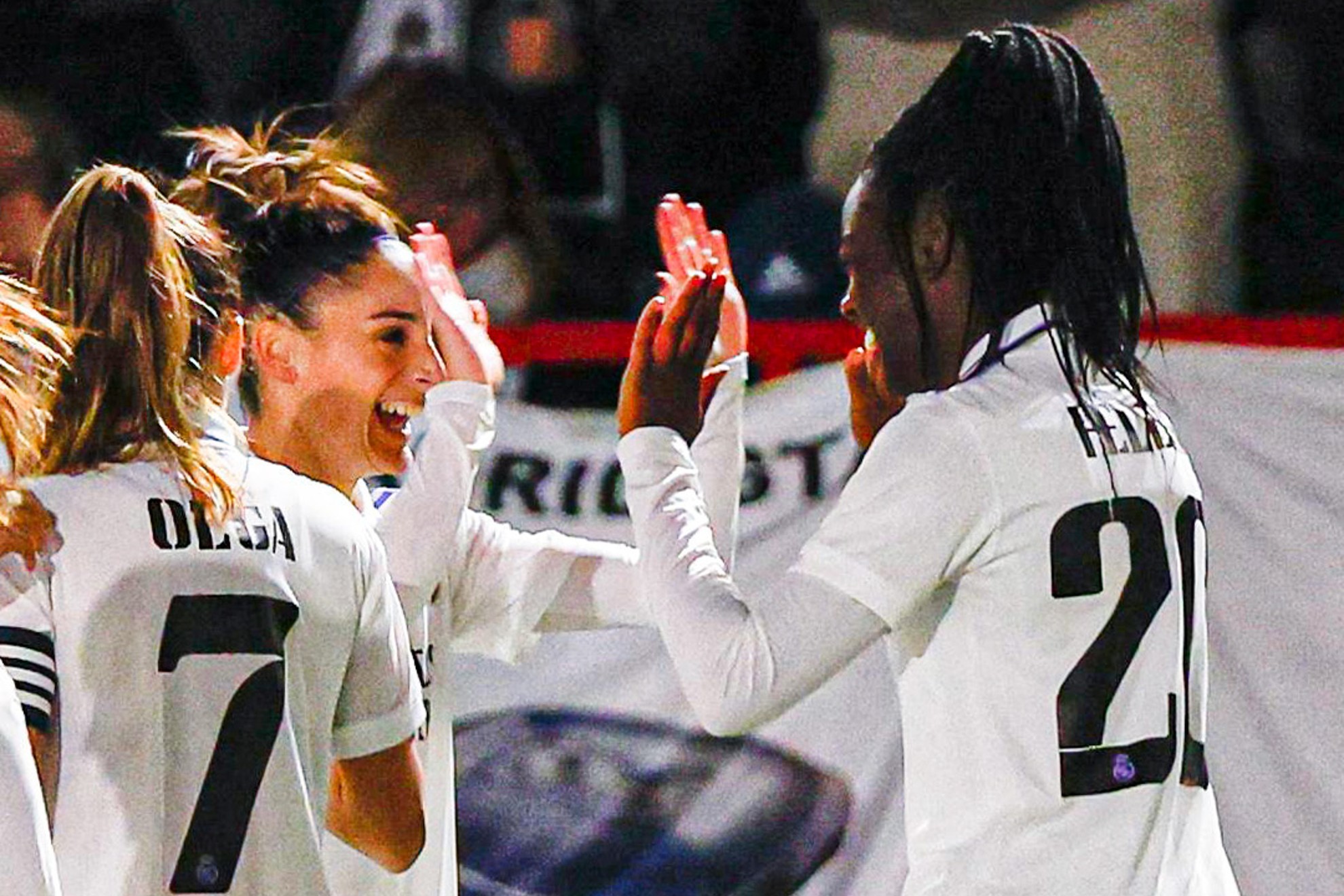 Esther González y Naomie Feller se saludan tras un gol blanco / Real Madrid