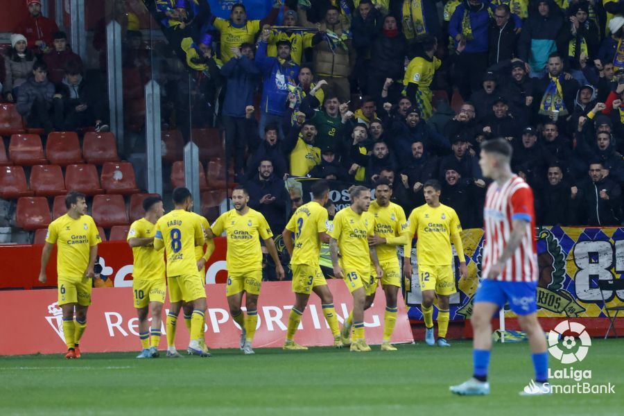 Los jugadores de Las Palmas celebran el gol del triunfo en El Molinón
