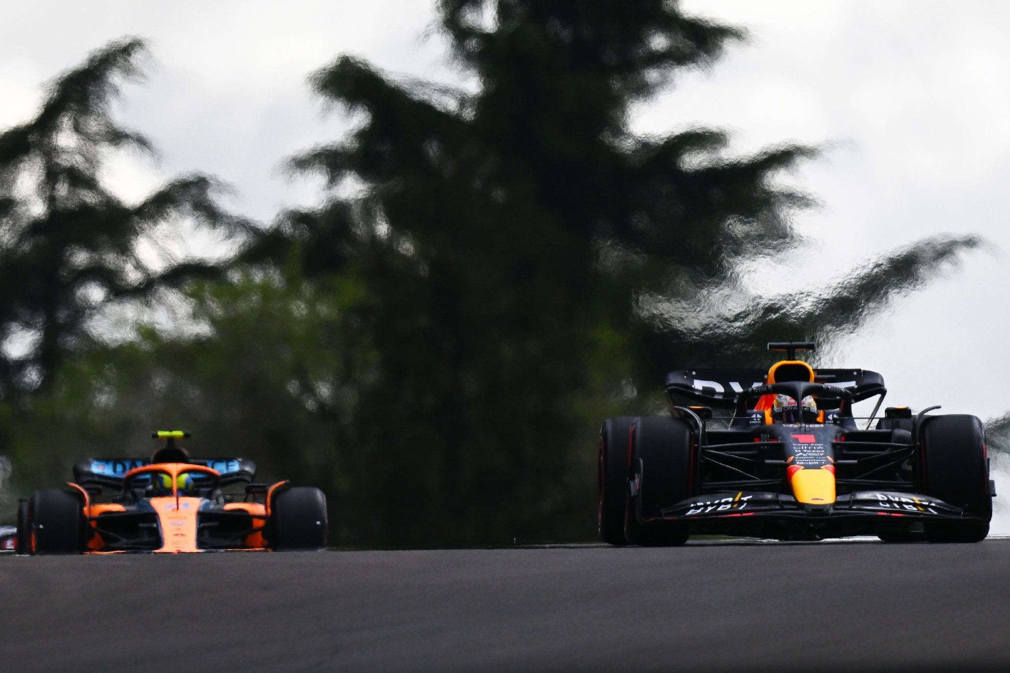 Verstappen rueda por delante de Norris en Imola.