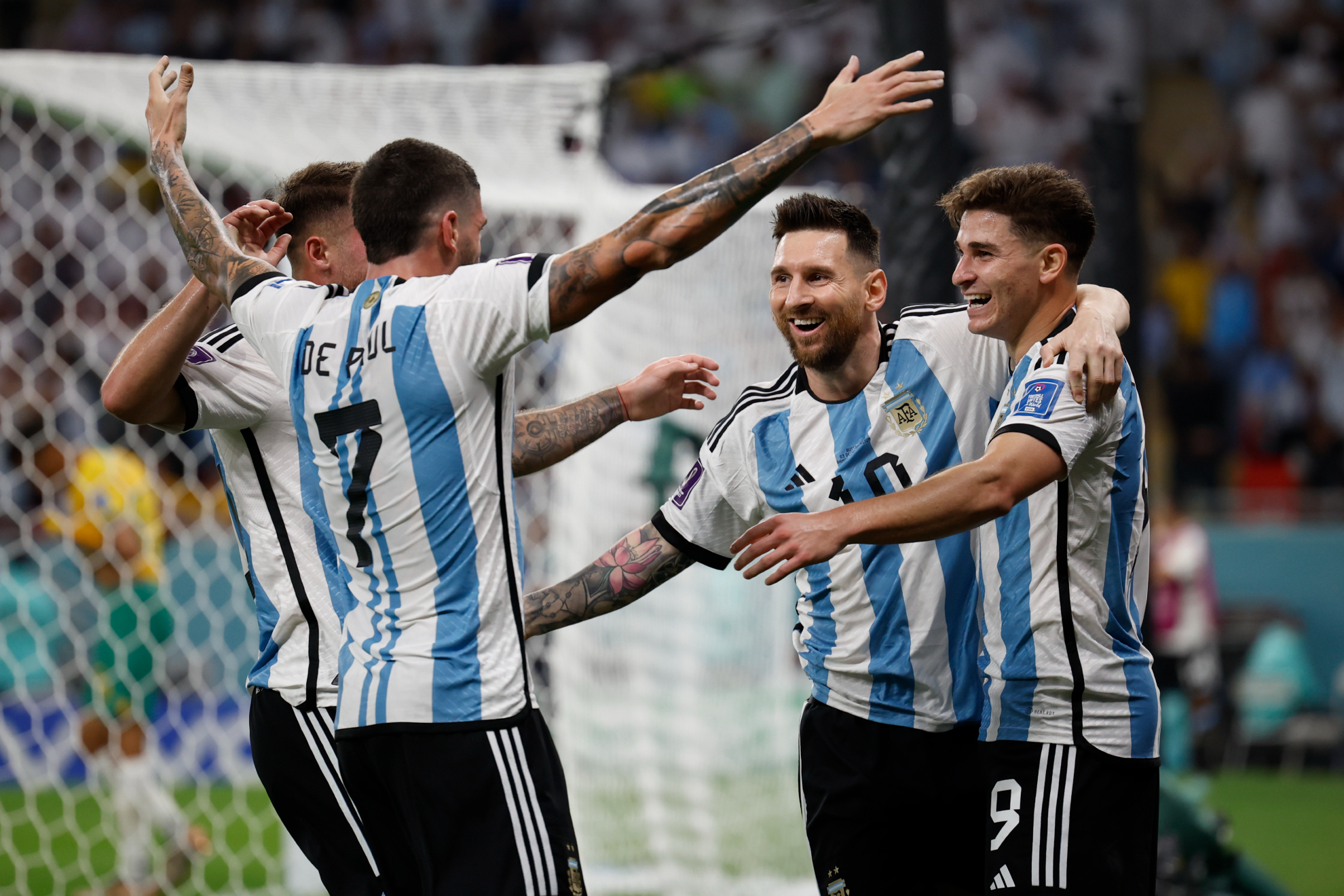 Jugadores argentinos celebran el tanto de Messi
