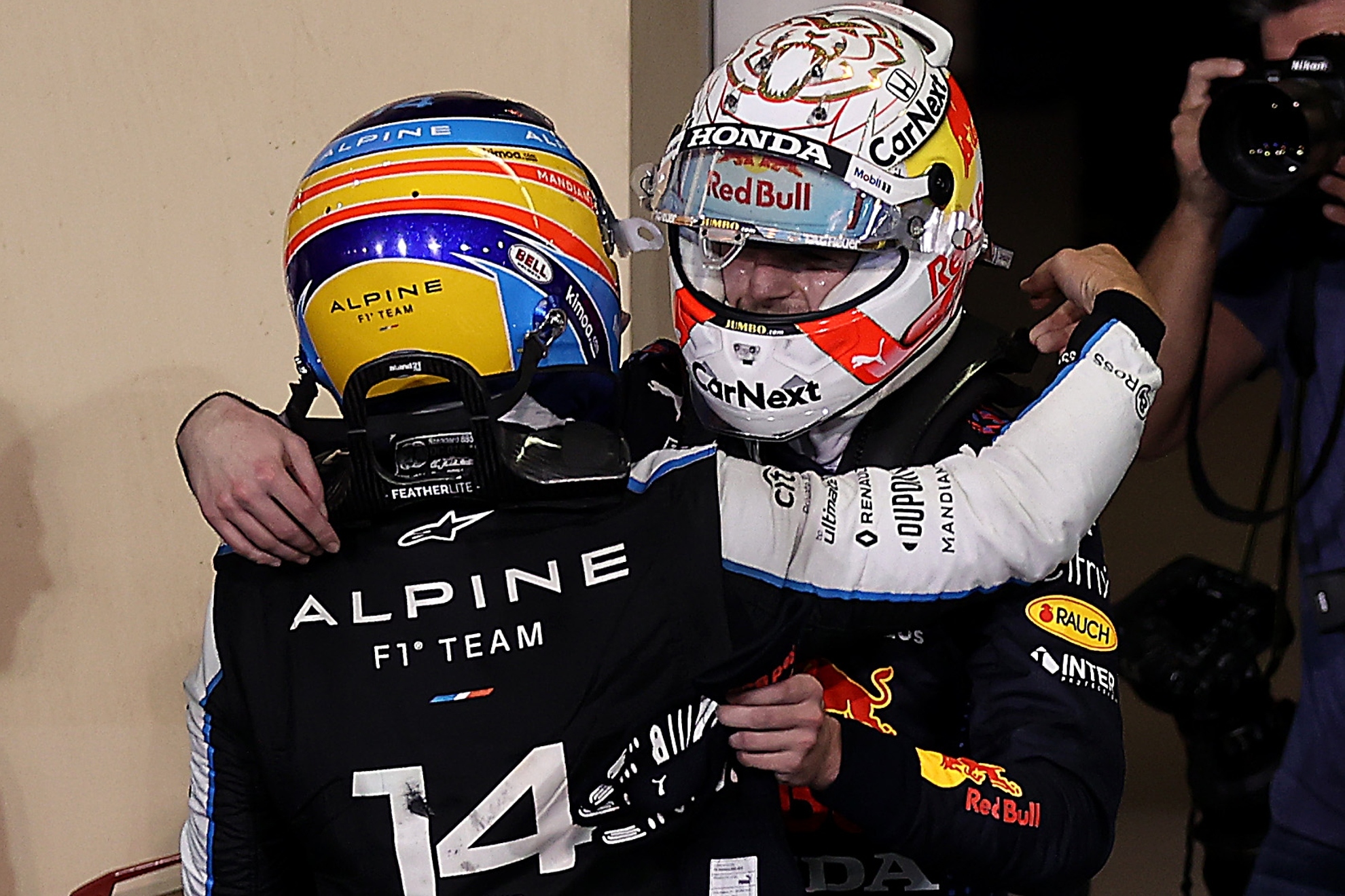 Fernando felicita a Max en Abu Dhabi 2021.