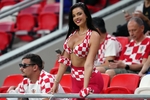 Aficionados fotografían a Miss Croacia para denunciarla