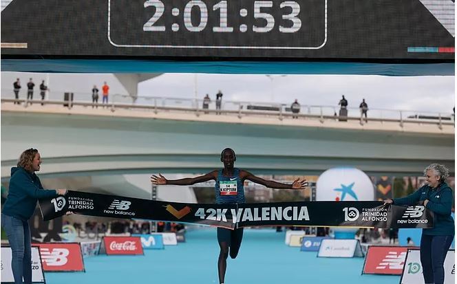 Brutal debut de Kiptum en un maratón en Valencia: cuarta mejor marca de todos los tiempos