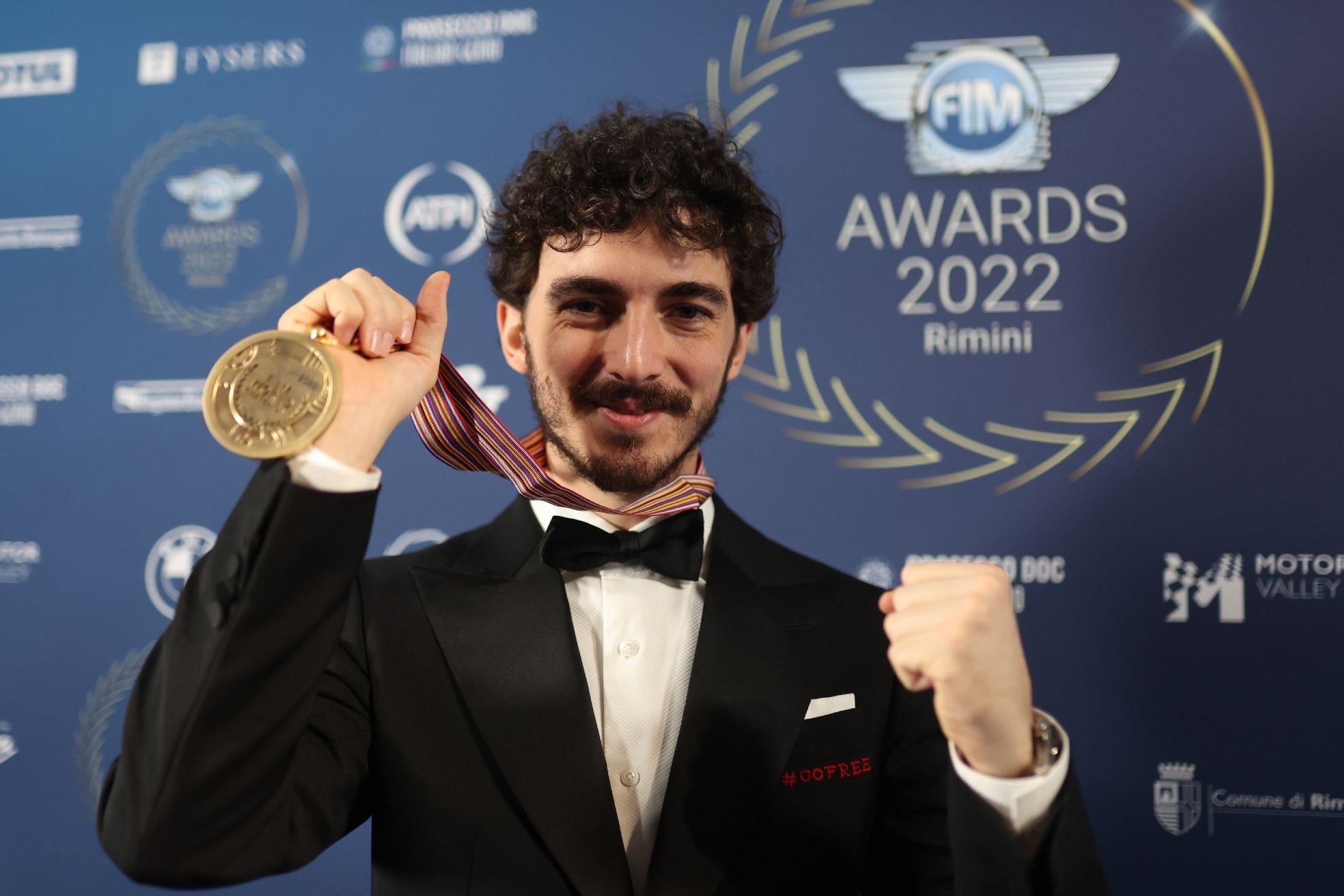 Bagnaia, con su medalla de campen de MotoGP 2022.