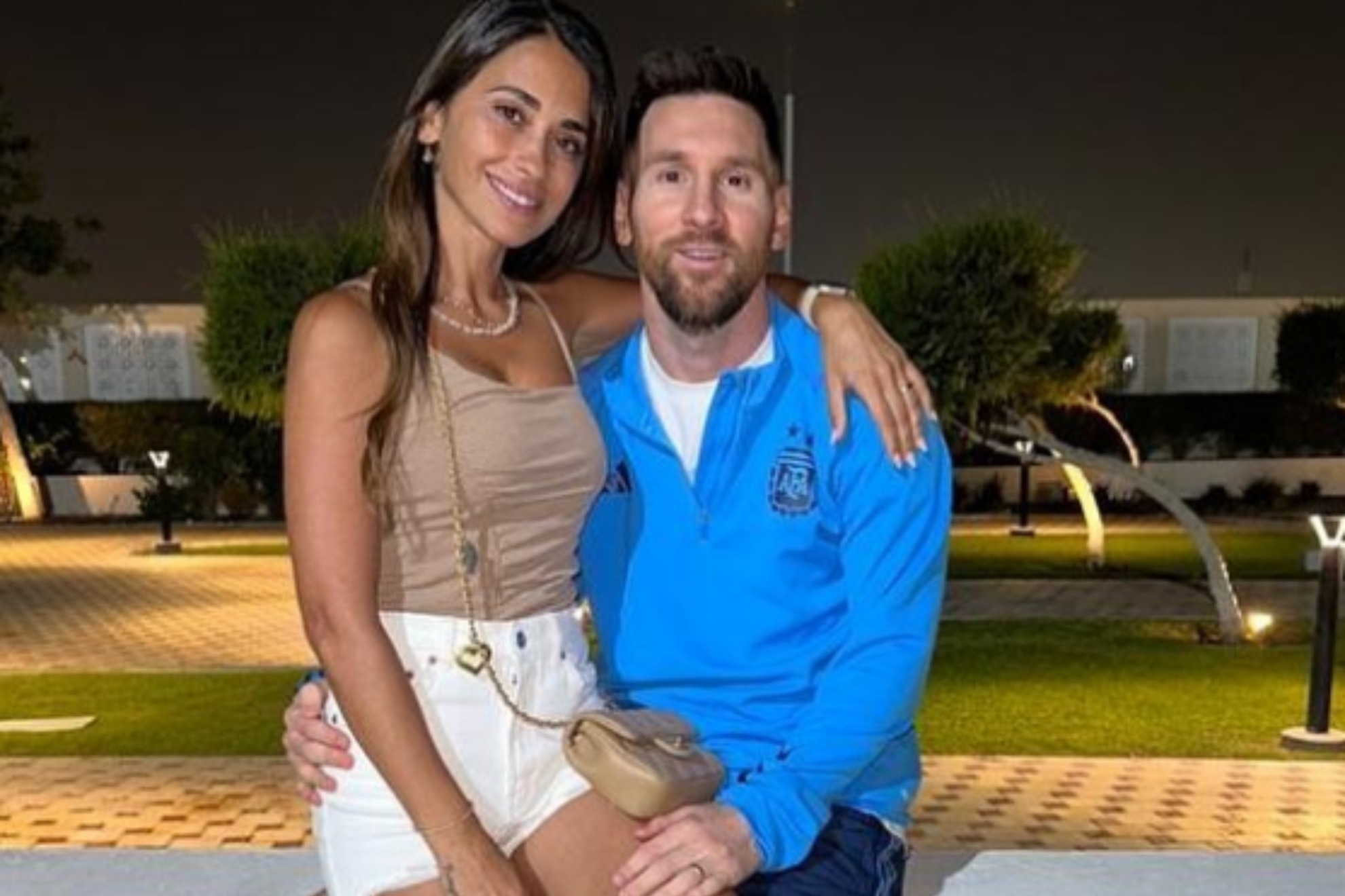 Messi recibió la visita de Antonella Roccuzzo en el día de descanso de Argentina. | @leomessi