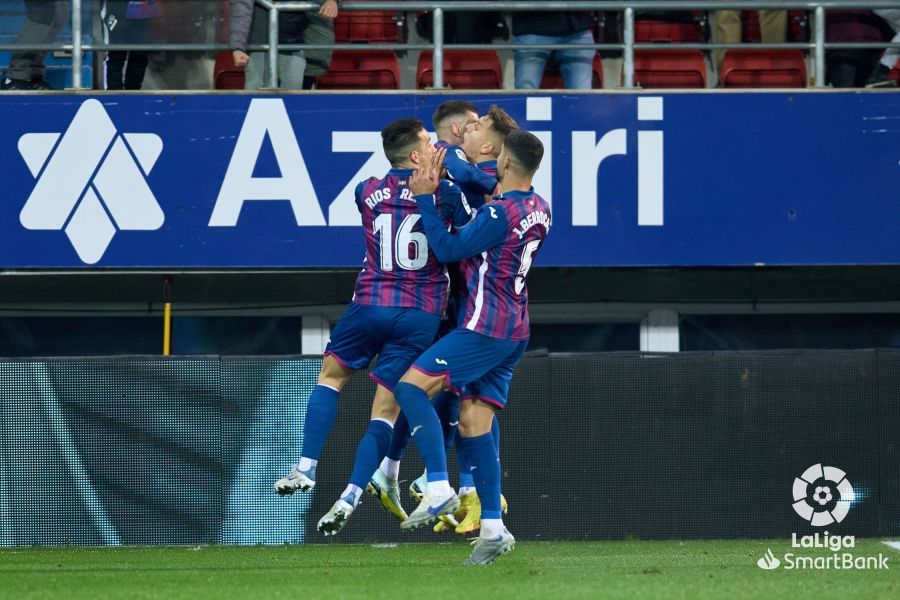 Los jugadores del Eibar celebran con rabia el segundo y decisivo gol