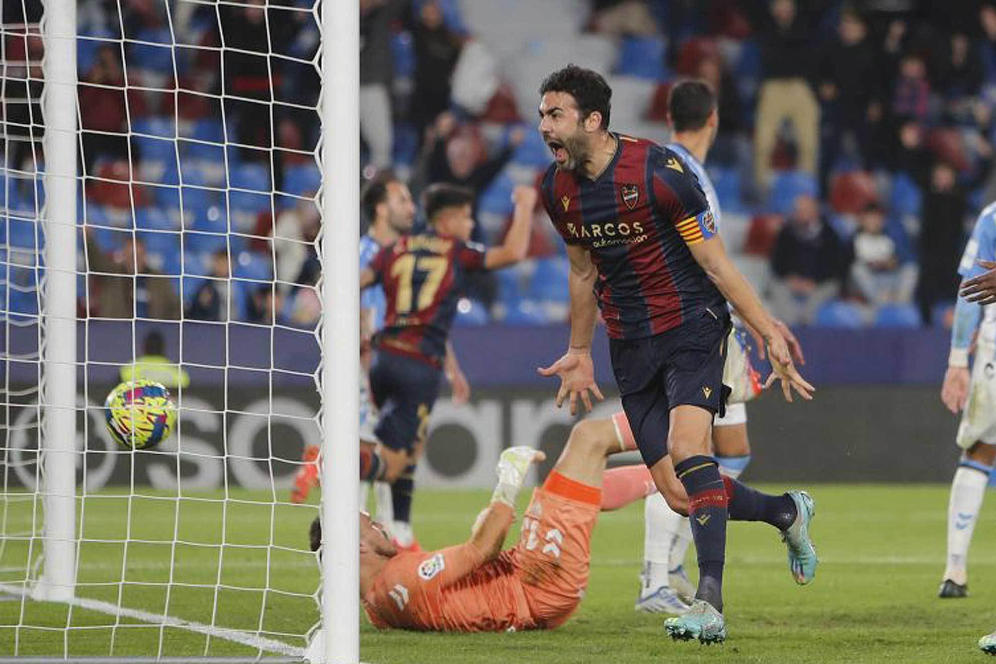 Iborra celebra con rabia el gol que abrió el marcador en el Ciutat de Valencia