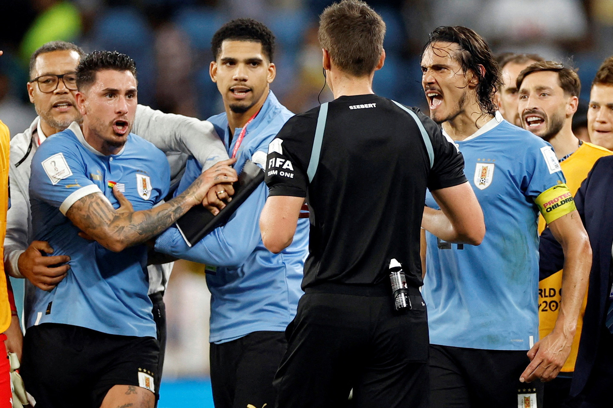 Uruguay espera no sufrir una fuerte sanción de la FIFA por Giménez y Cavani | Reuters