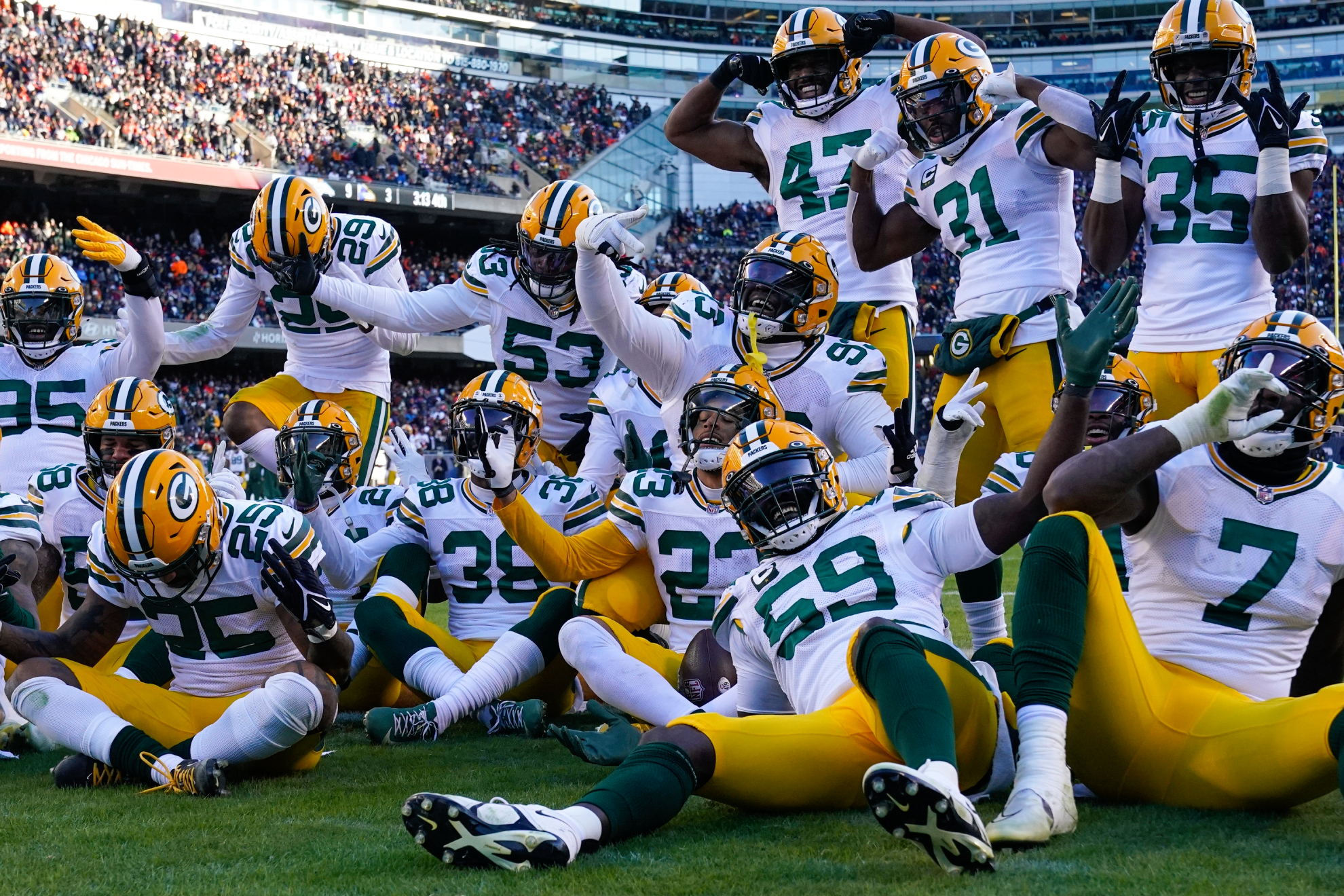 Packers become winningest team in NFL history, soured by Rodgers