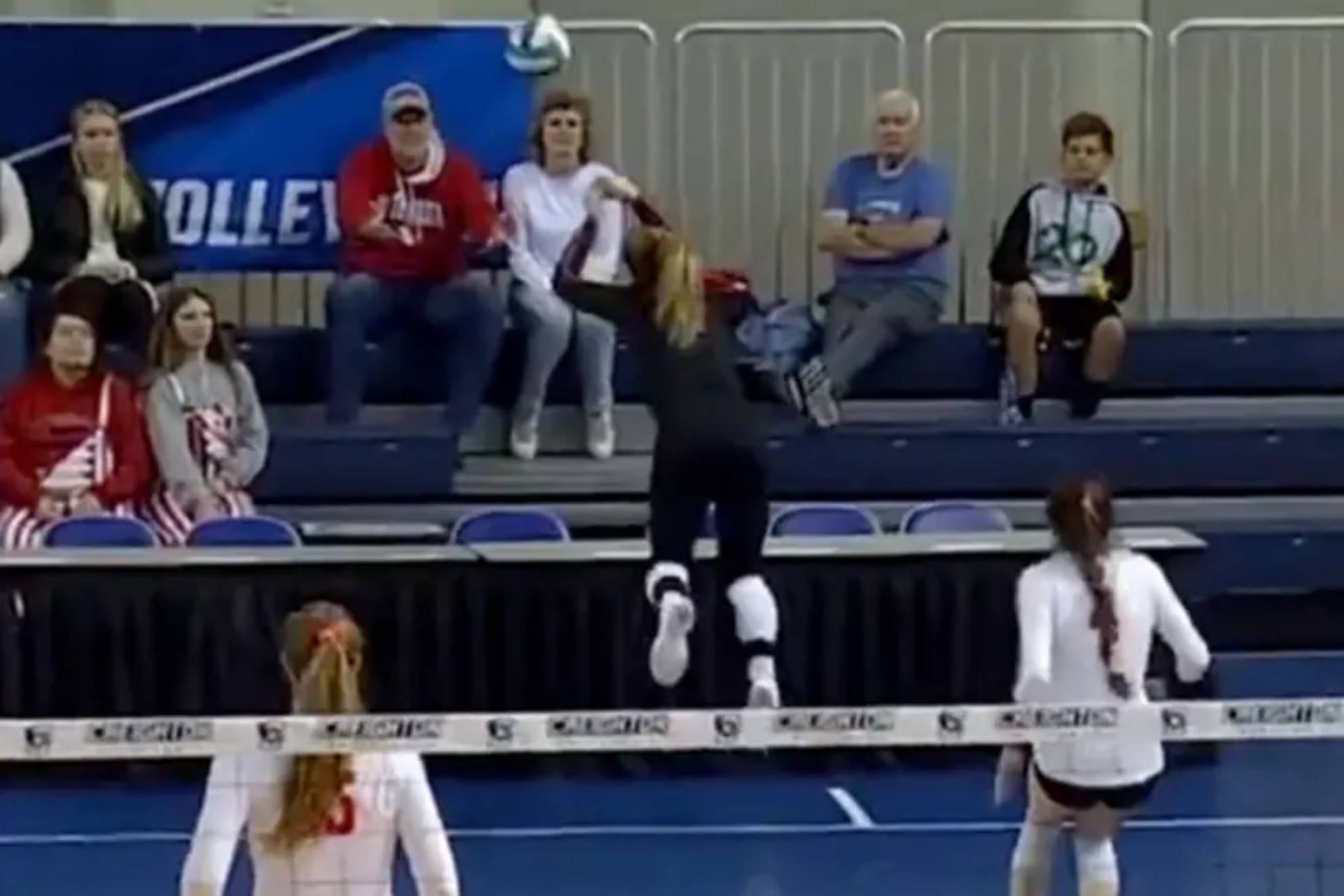La increíble jugada que enloquece al mundo del voleibol: se tira sobre una mesa y su equipo gana el punto