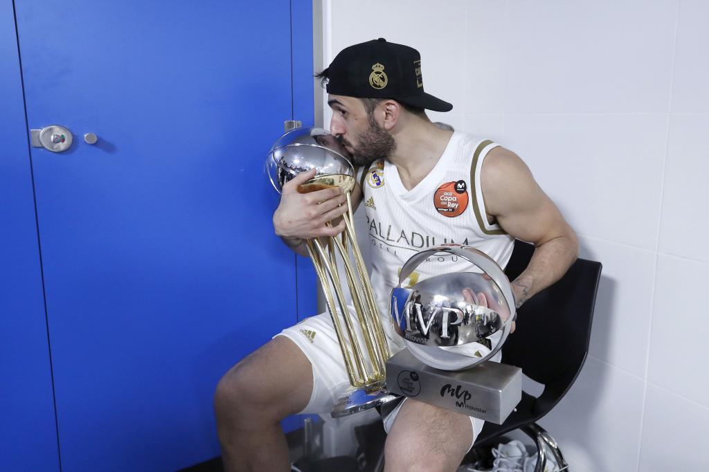 Campazzo, con los trofeos de campeón  y MVP de la Copa del Rey de 2020.