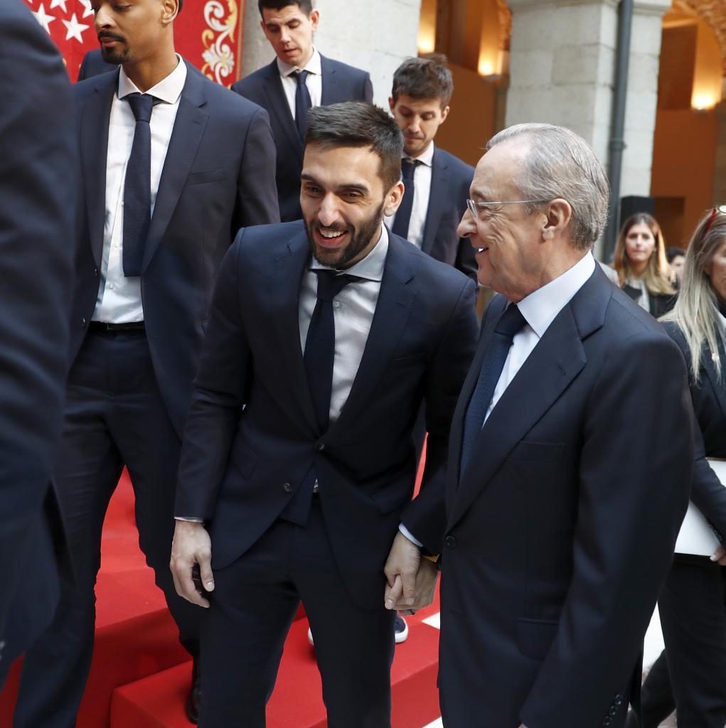Facundo Campazzo y Florentino Pérez charlan tras conquistar el Real Madrid la Copa del Rey en 2020.