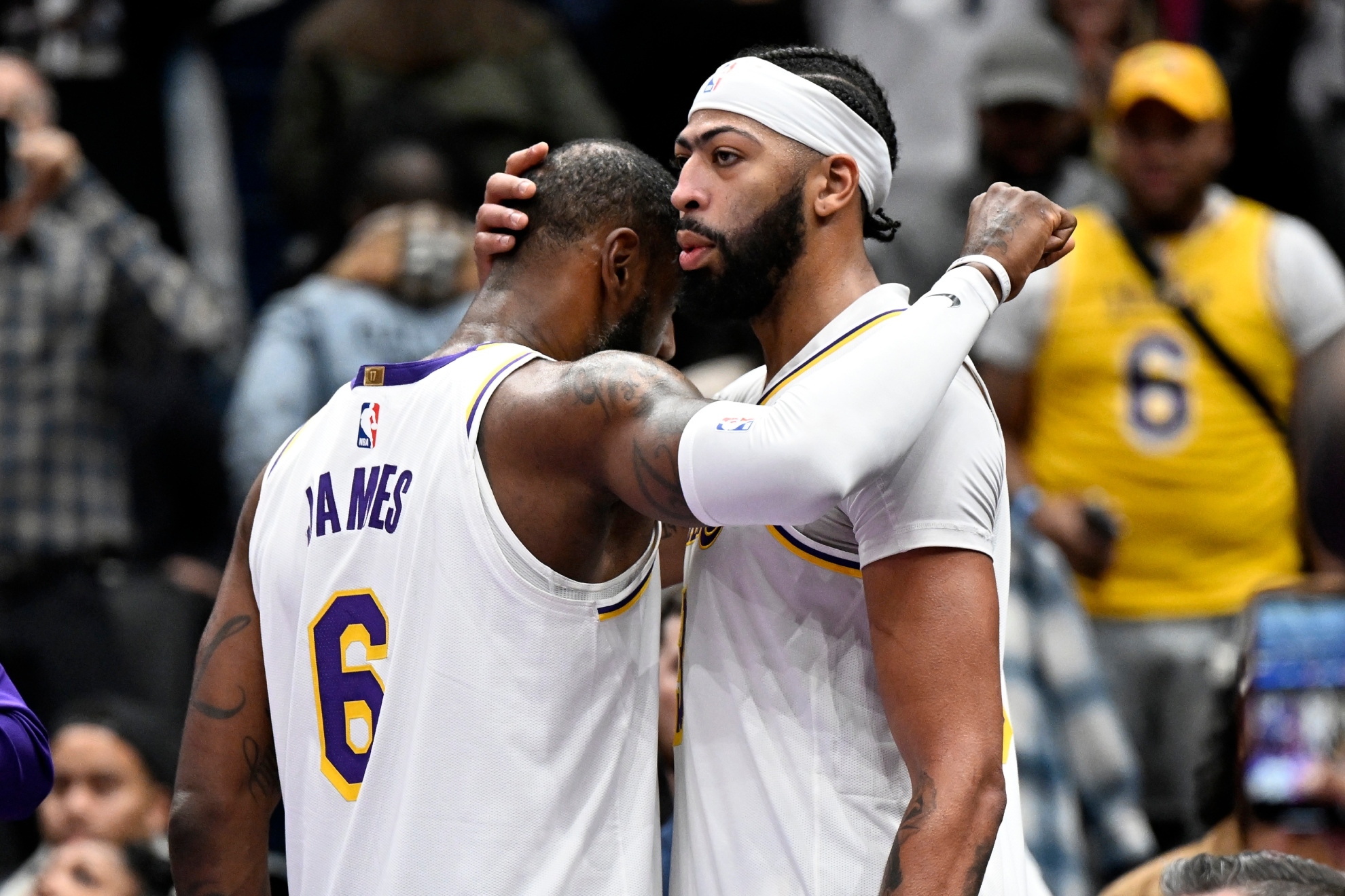 LeBron James y Anthony Davis se abrazan al ganar a los Wizards.