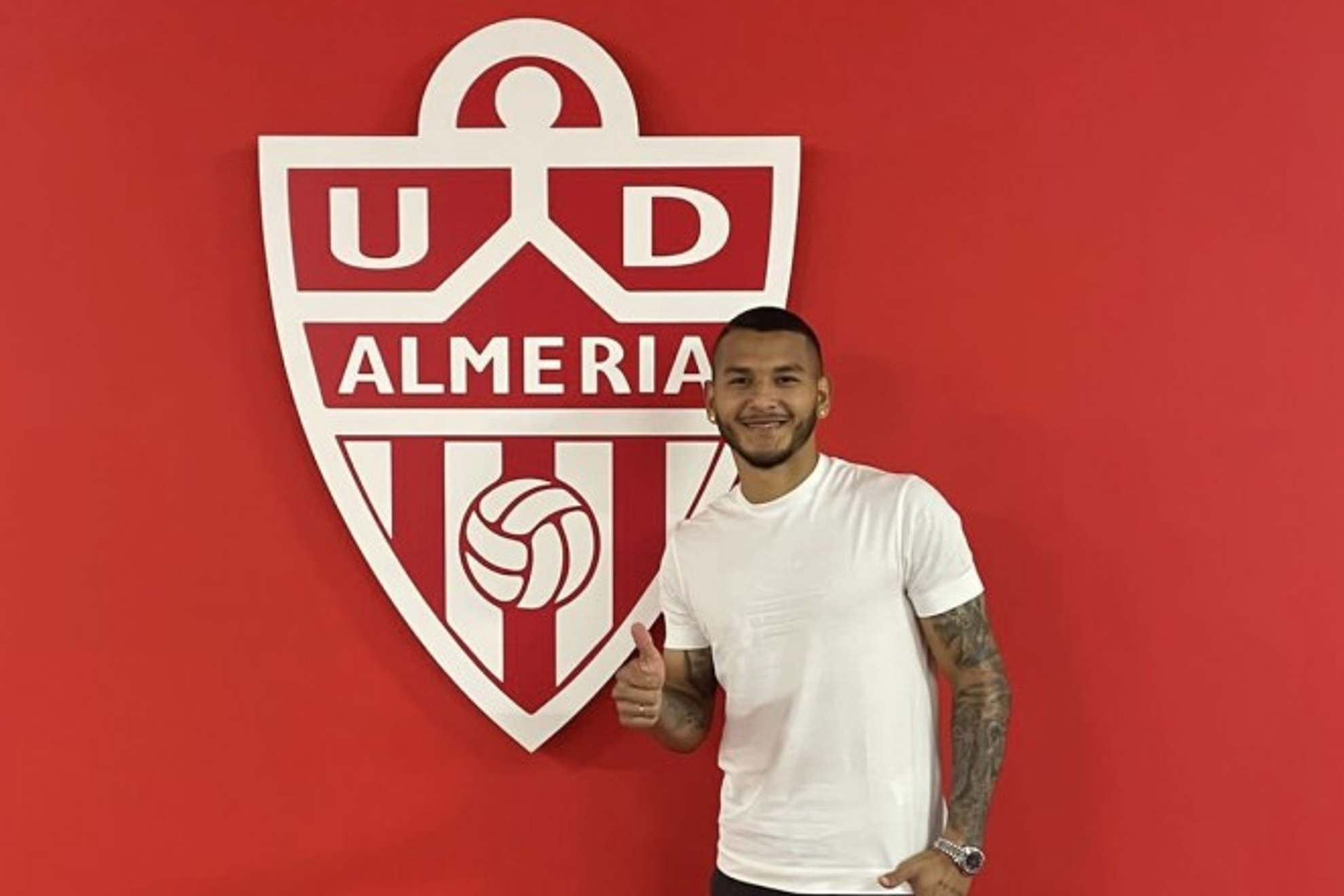 Luis Suarez, posando en el escudo del Almería
