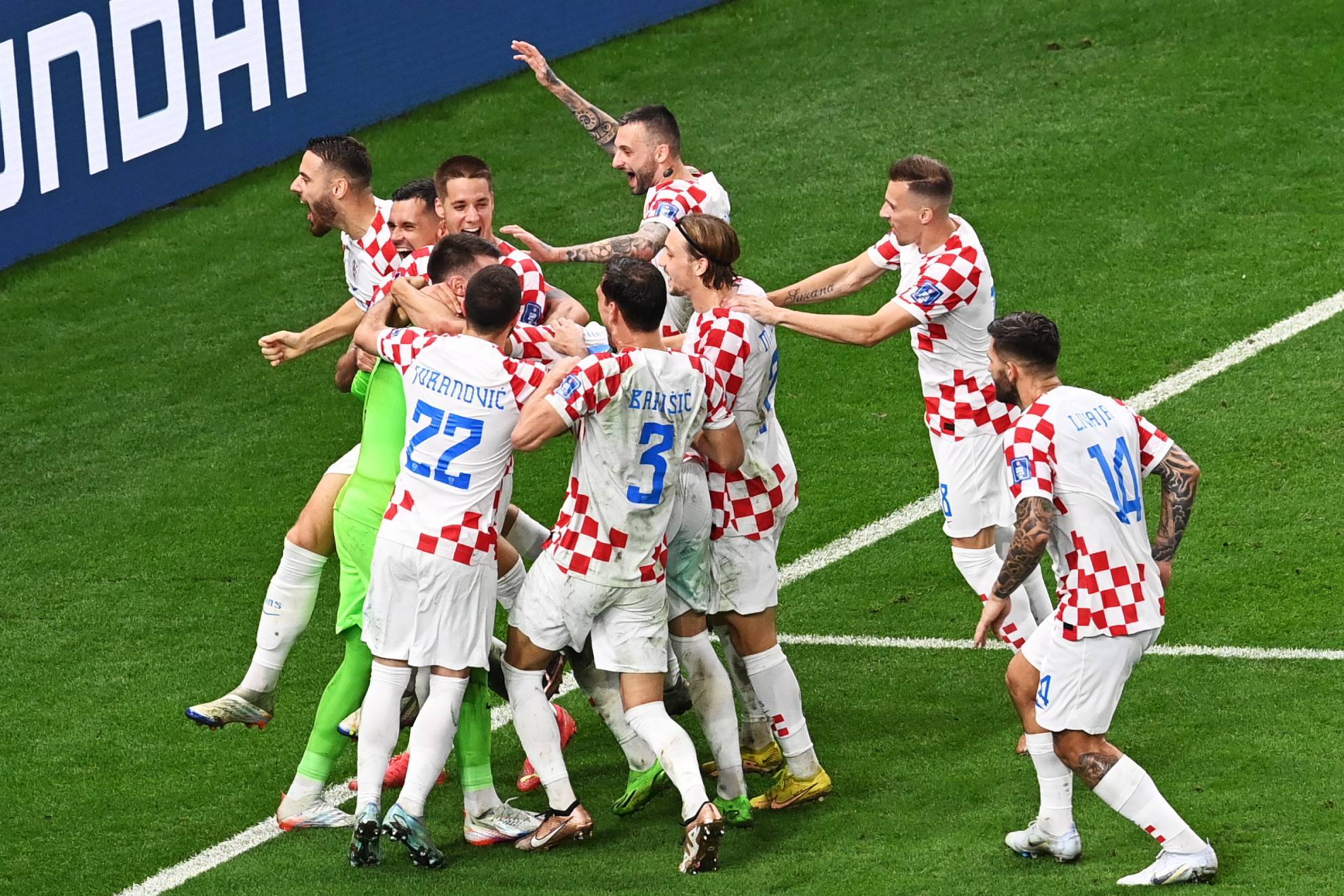 Los jugadores de Croacia abrazan al meta Livakovic tras la tanda de penaltis. /EFE