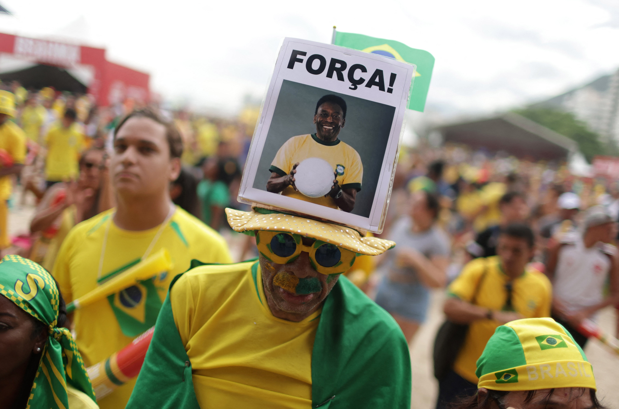 La afición de Brasil manda mensaje de apoyo a Pelé en su recuperación en el hospital | Reuters