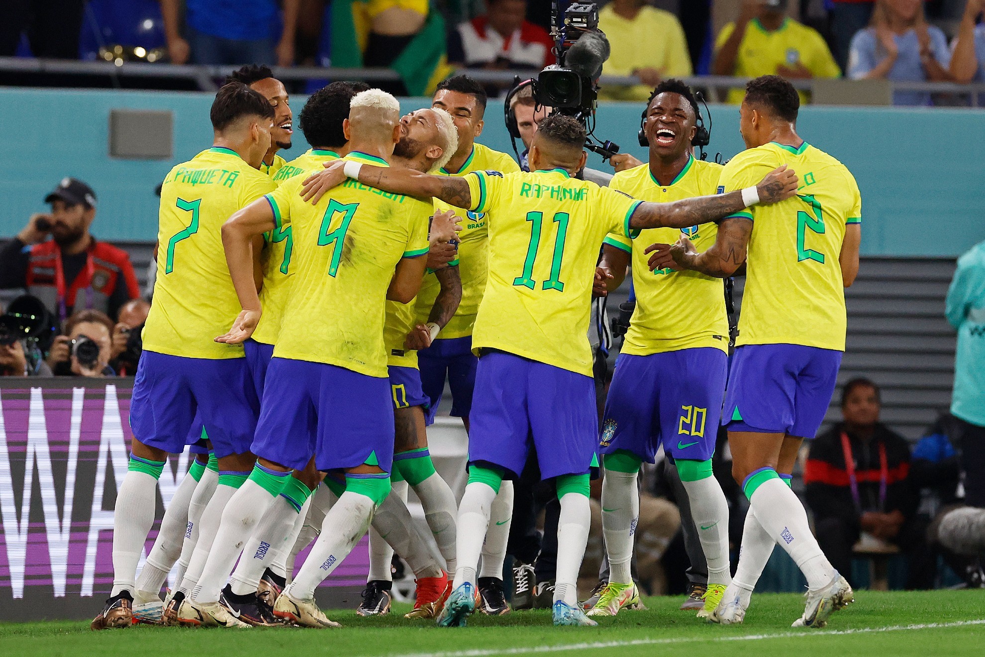 Los jugadores de Brasil celebran su segundo gol a Corea del Sur