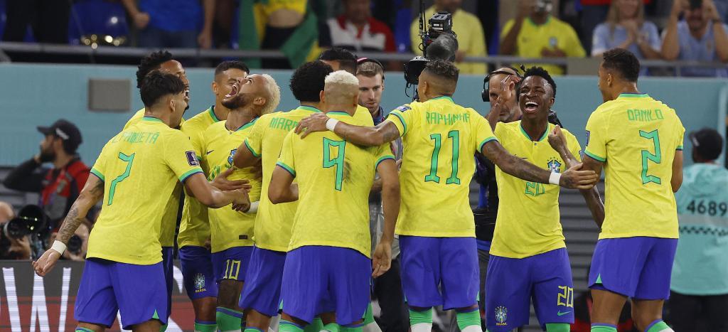 Los brasile�os celebran uno de sus cuatro goles.