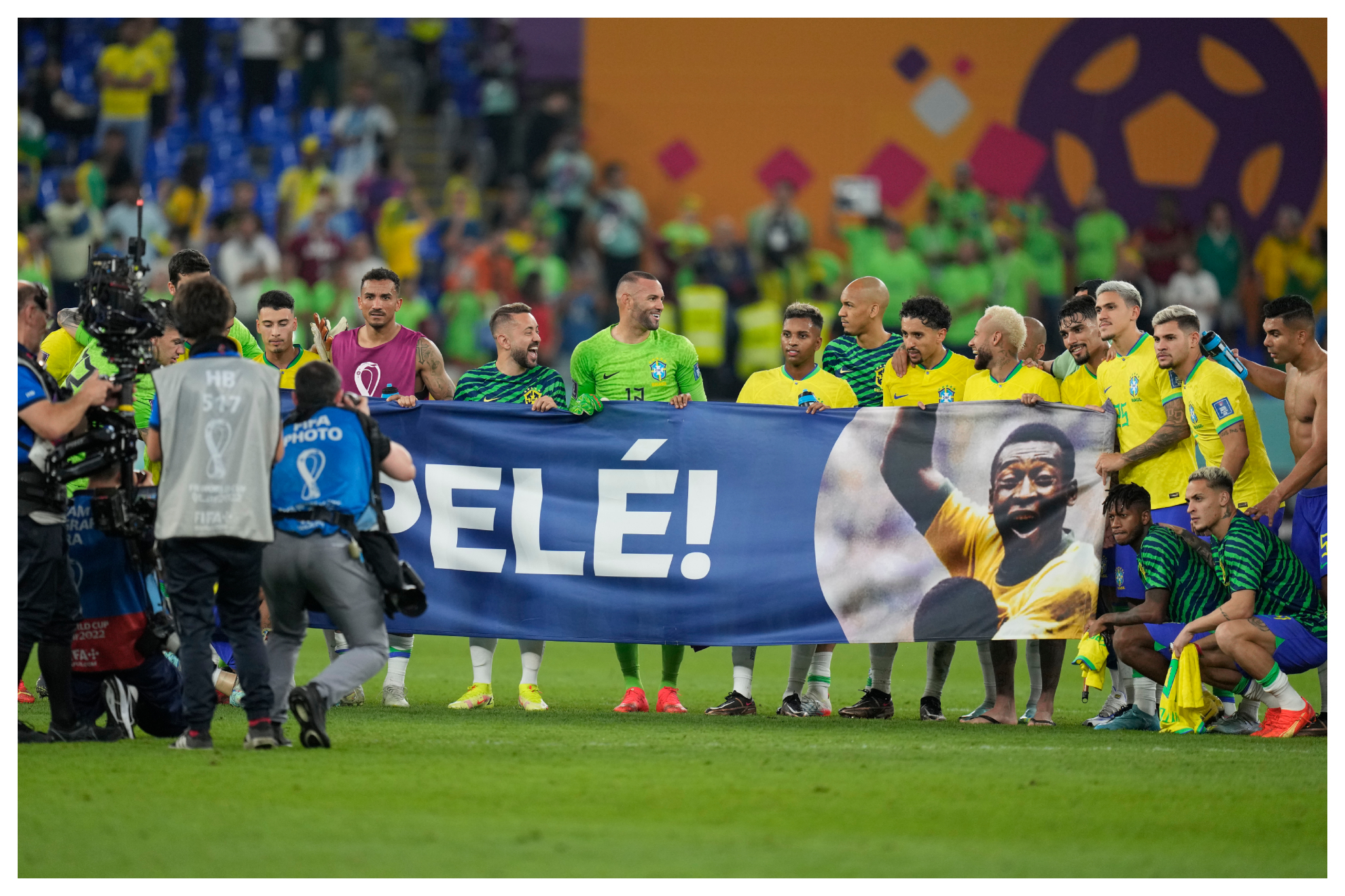 Los jugadores mostraron esta pancarta de apoyo a Pelé al final del choque.