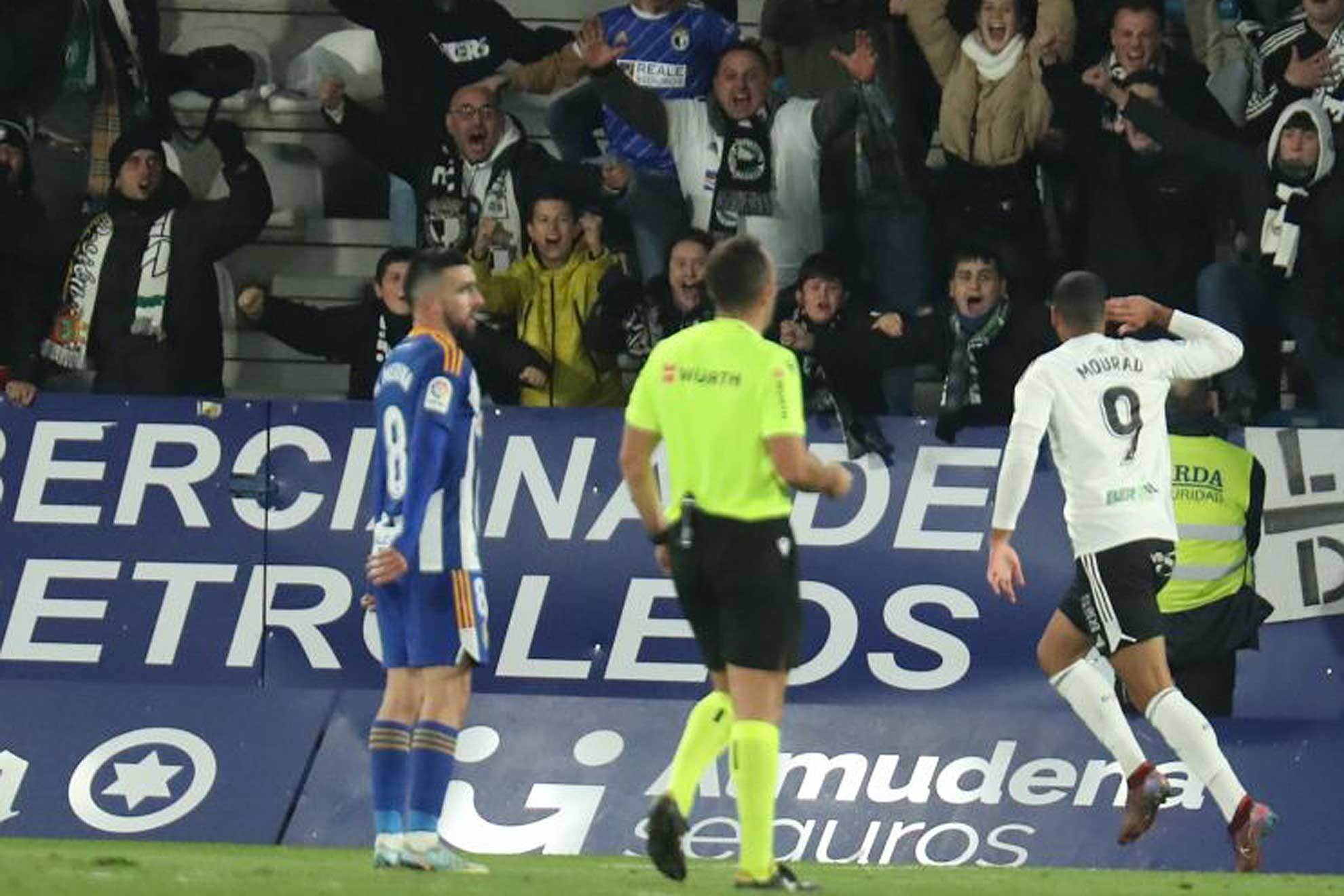 Mourad celebra el segundo gol del Burgos ante la decepción de Agus Medina
