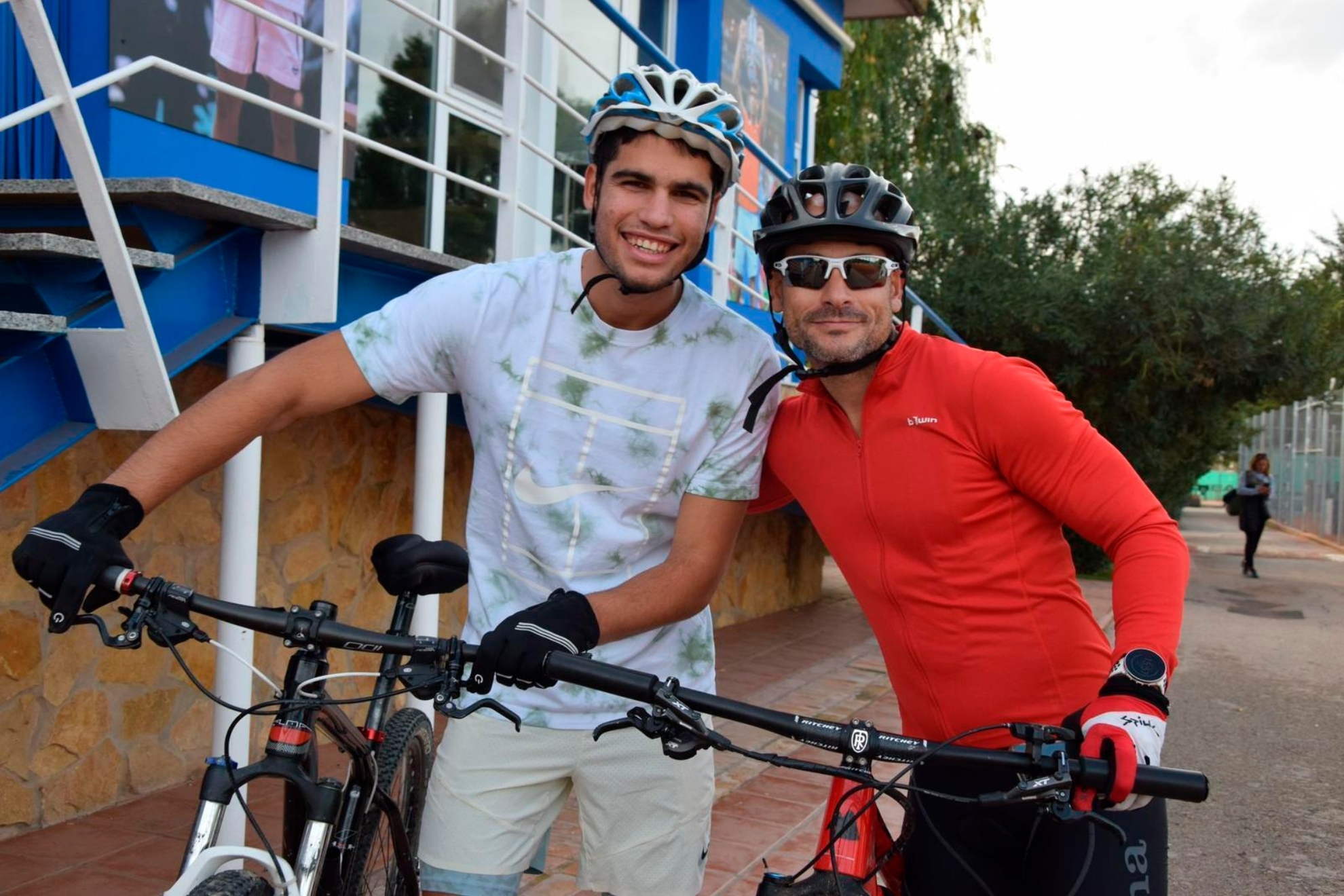 Alcaraz sale en bici al lado de su preparador Alberto Lledó