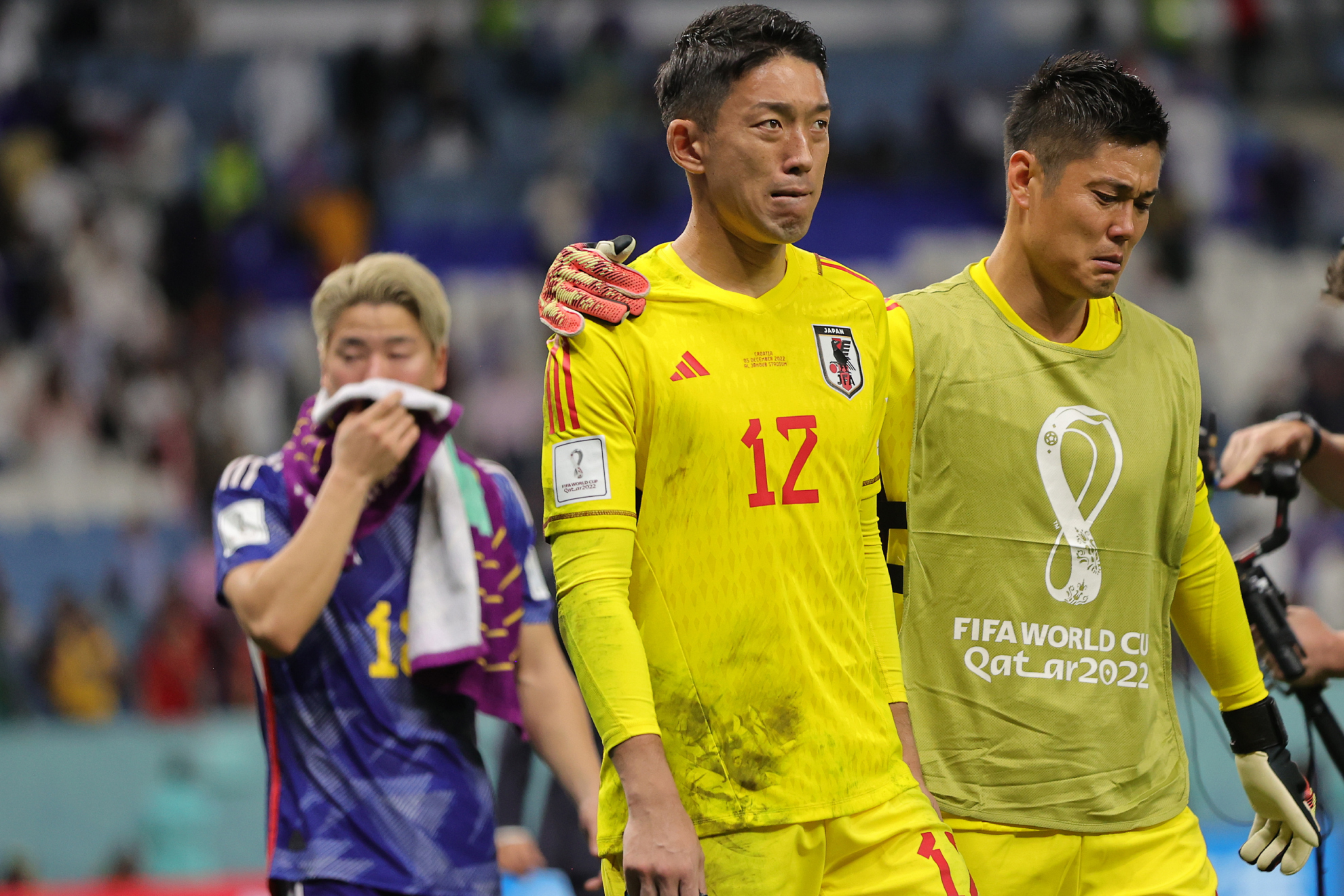 Shuichi Gonda, portero titular de Japón, se marcha entre lágrimas tras ser eliminados a penaltis por Croacia.