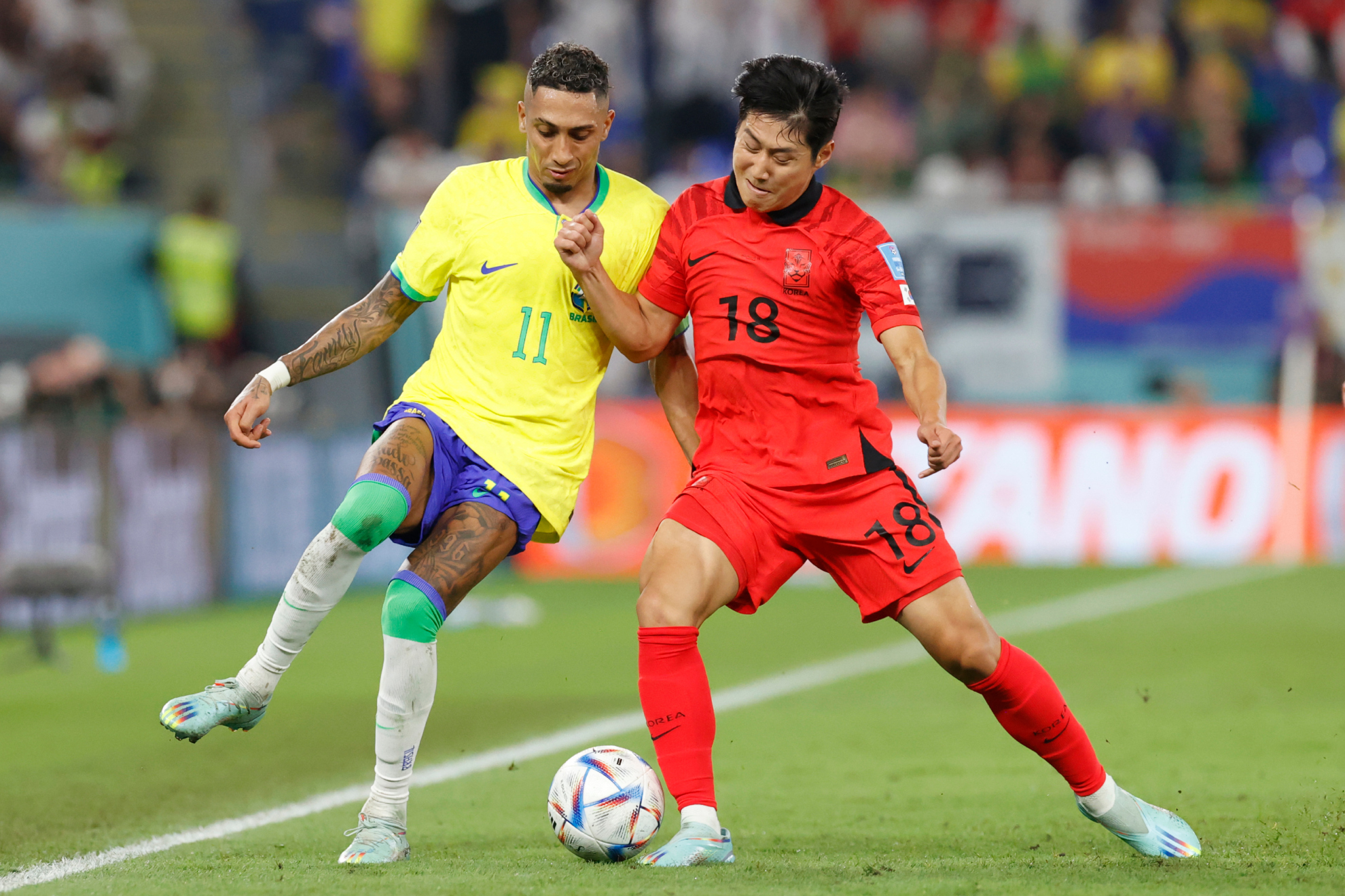 Kang-In Lee pelea una pelota con Raphinha en el duelo entre Brasil y Corea del Sur de octavos de final.
