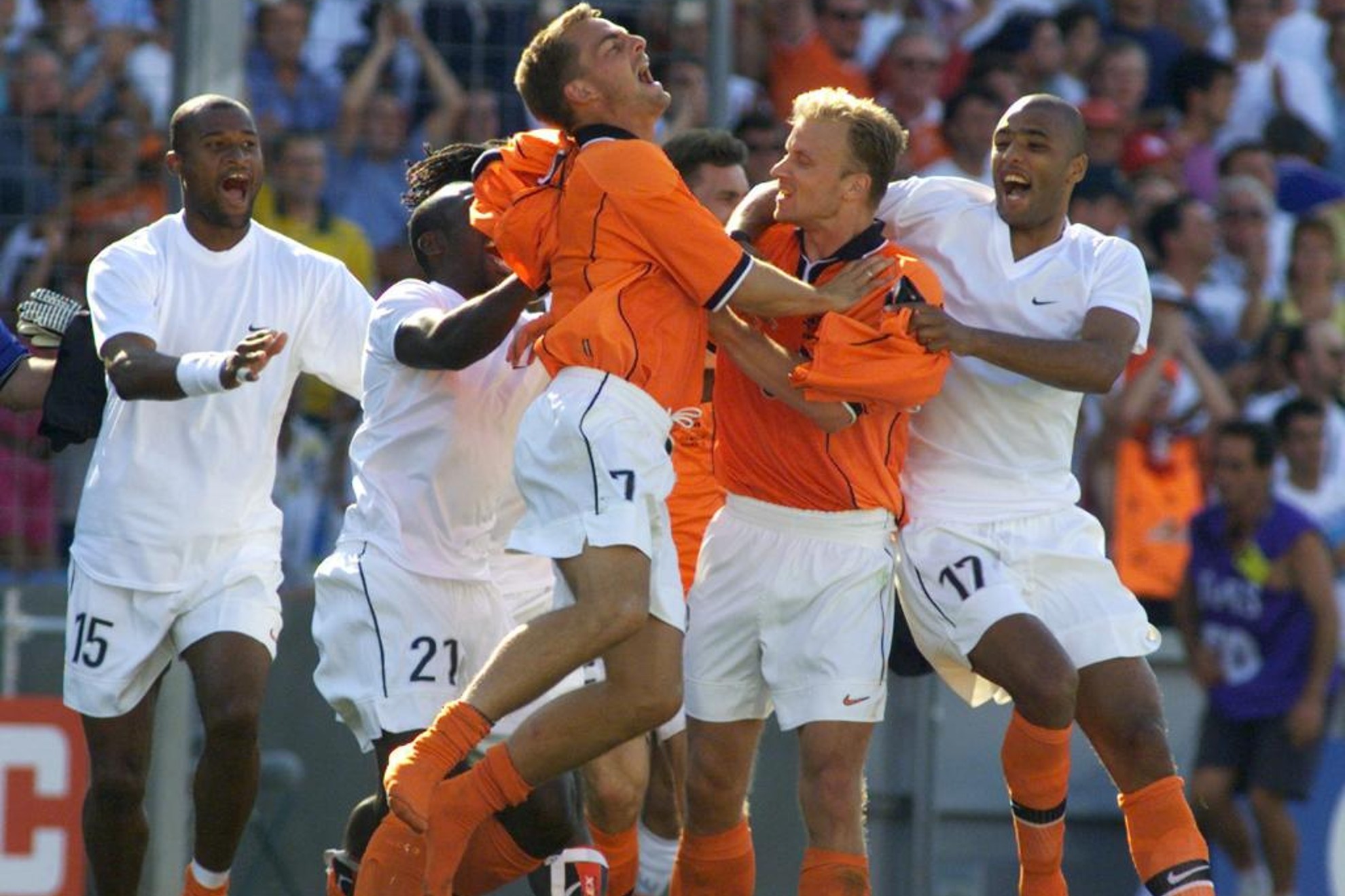 Los jugadores de Países Bajos celebra el gol que eliminó a Arentina en Francia 98. | LIONEL CIRONNEAU
