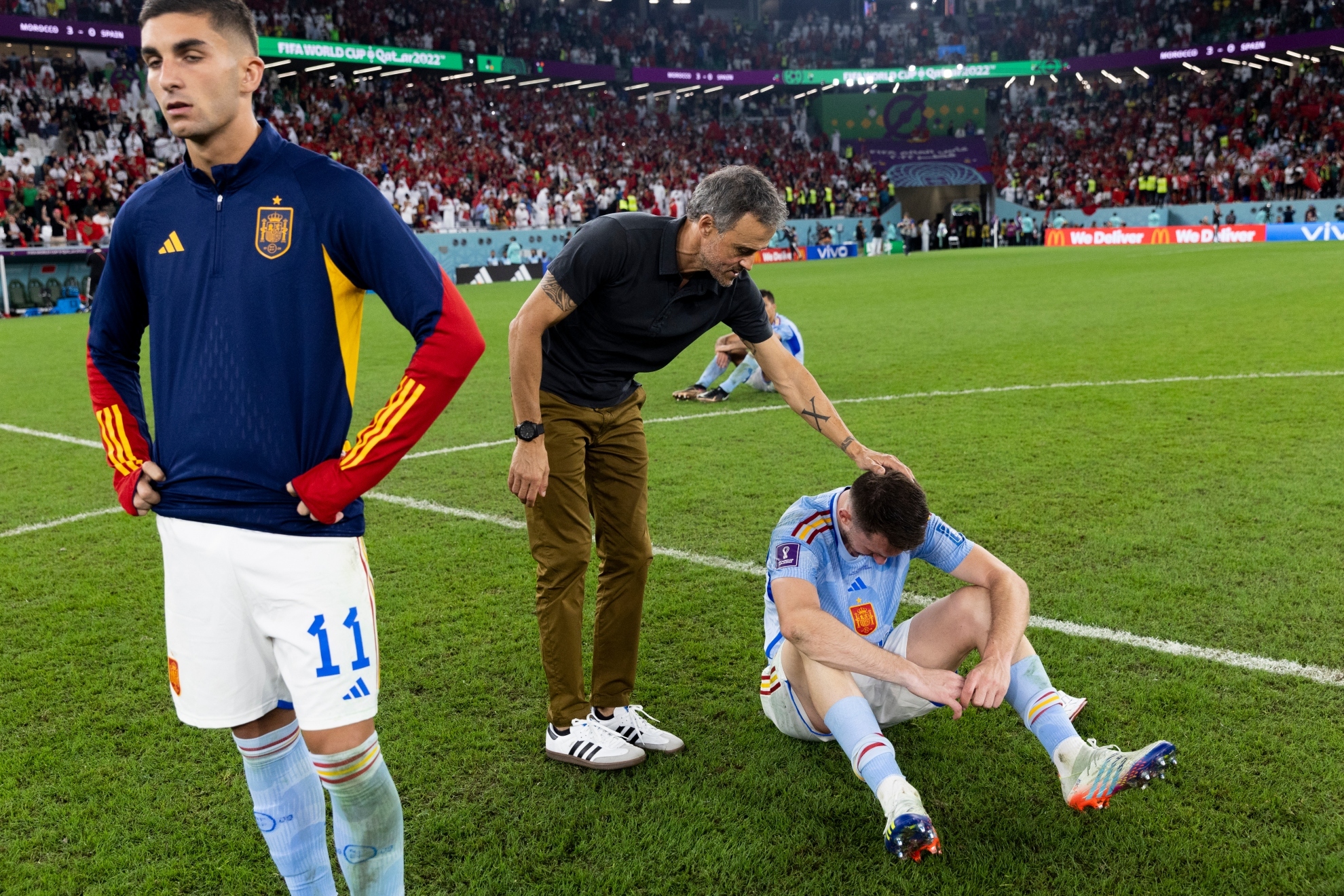 Luis Enrique intenta consolar a los jugadores tras la tanda de penaltis.