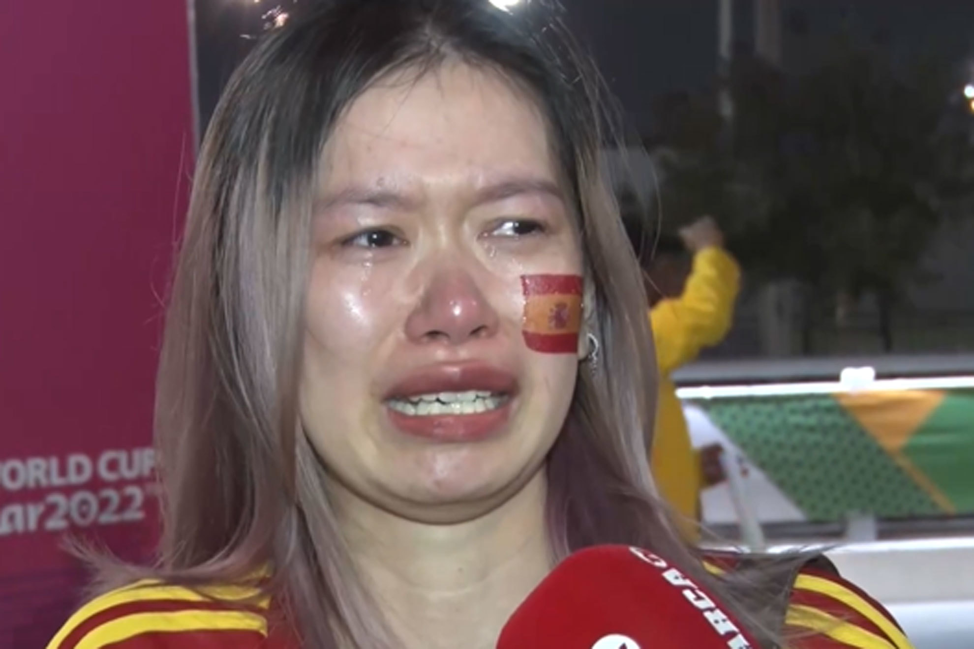 Las lágrimas de la aficionada china decepcionada con España: "Muy duro"